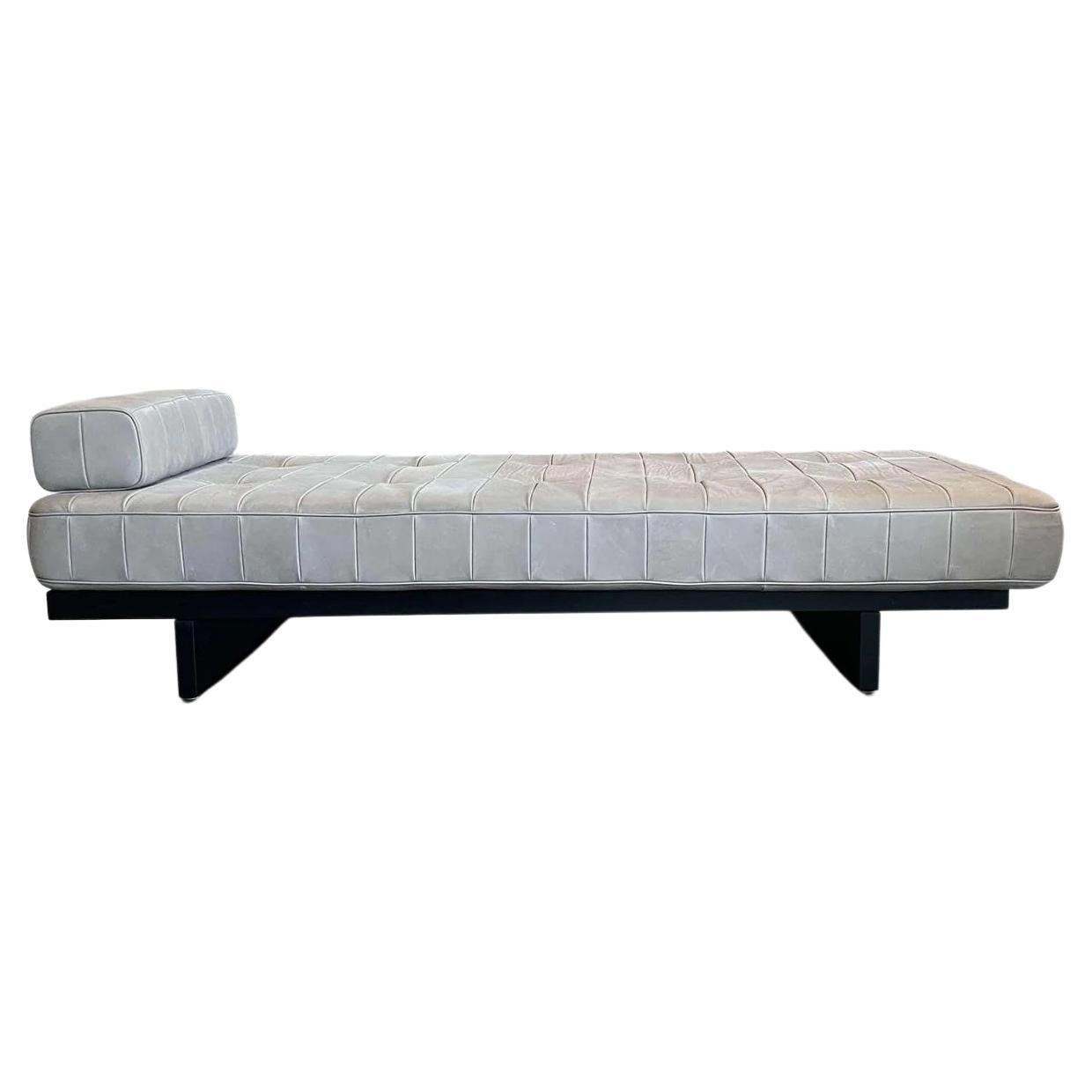 https://a.1stdibscdn.com/ds-80-91-daybed-with-1-side-cushion-with-beech-frame-for-sale/f_9409/f_291135821655230980156/f_29113582_1655230980412_bg_processed.jpg