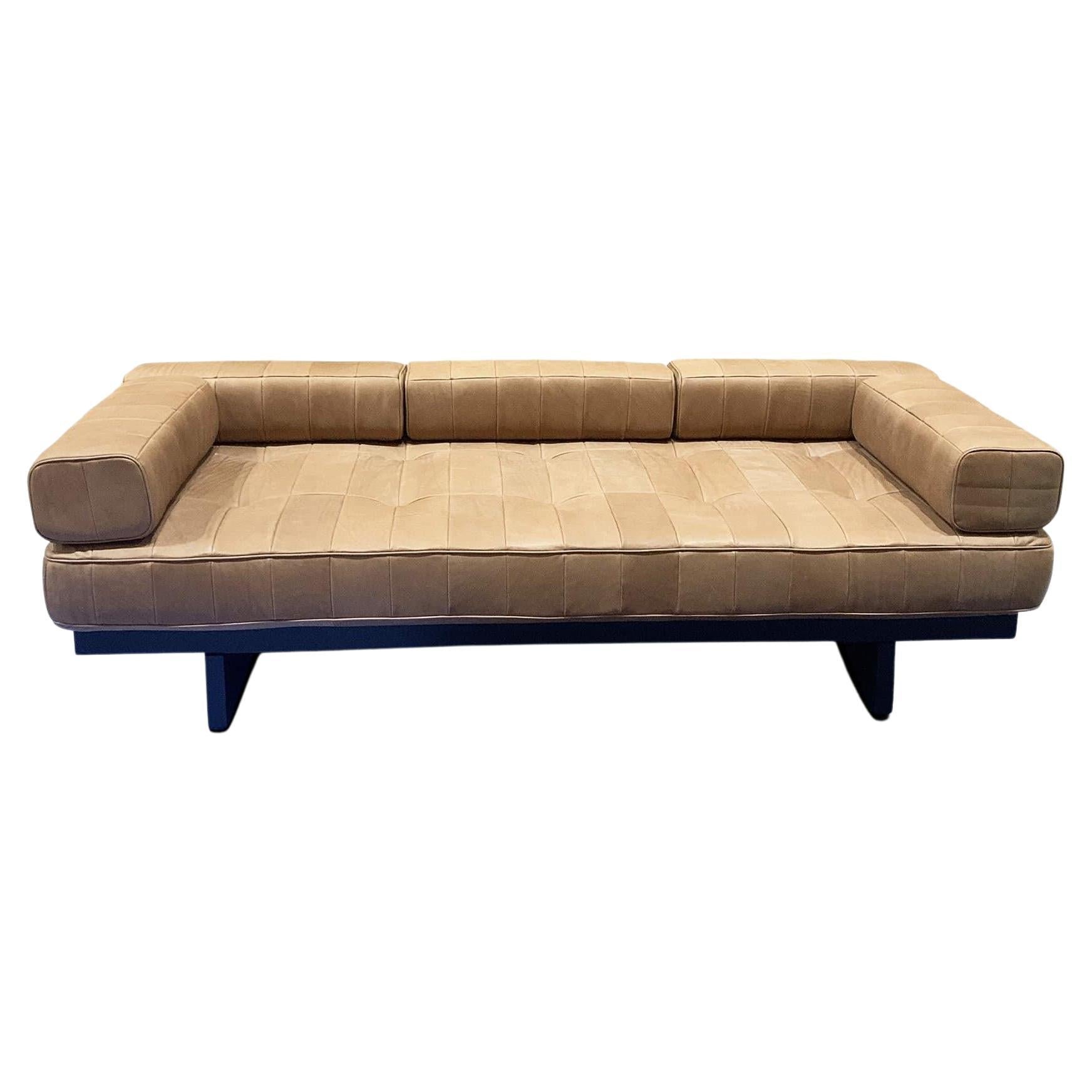 https://a.1stdibscdn.com/ds-80-03-sofa-with-5-cushions-by-de-sede-for-sale/f_9409/f_310412721666899917298/f_31041272_1666899917746_bg_processed.jpg