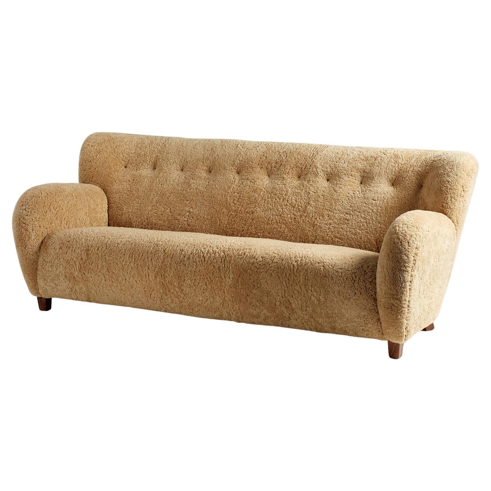 https://a.1stdibscdn.com/dagmar-custom-made-karu-sheepskin-sofa-for-sale/f_13332/f_314505321669233599686/f_31450532_1669233600136_bg_processed.jpg