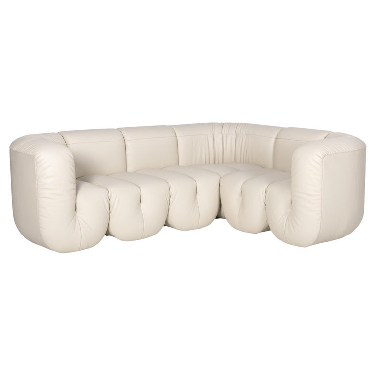 https://a.1stdibscdn.com/de-sede-ds-707-modular-sofa-in-perla-leather-upholstery-by-philippe-malouin-for-sale/22569652/f_324030721674622791002/f_32403072_1674622791630_bg_processed.jpg?width=768