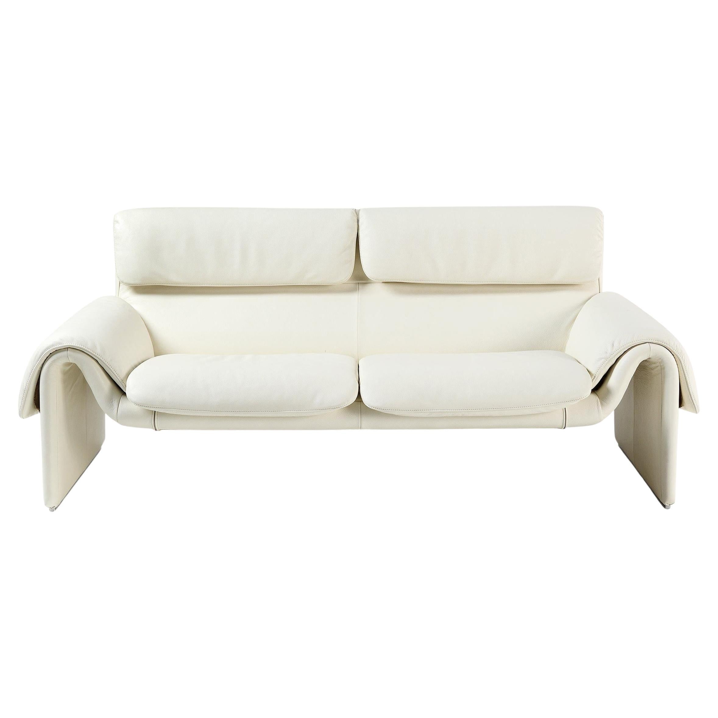 https://a.1stdibscdn.com/de-sede-ds-2011-two-seater-sofa-in-snow-upholstery-by-de-sede-design-team-for-sale/22569652/f_324460721674812821541/f_32446072_1674812822181_bg_processed.jpg