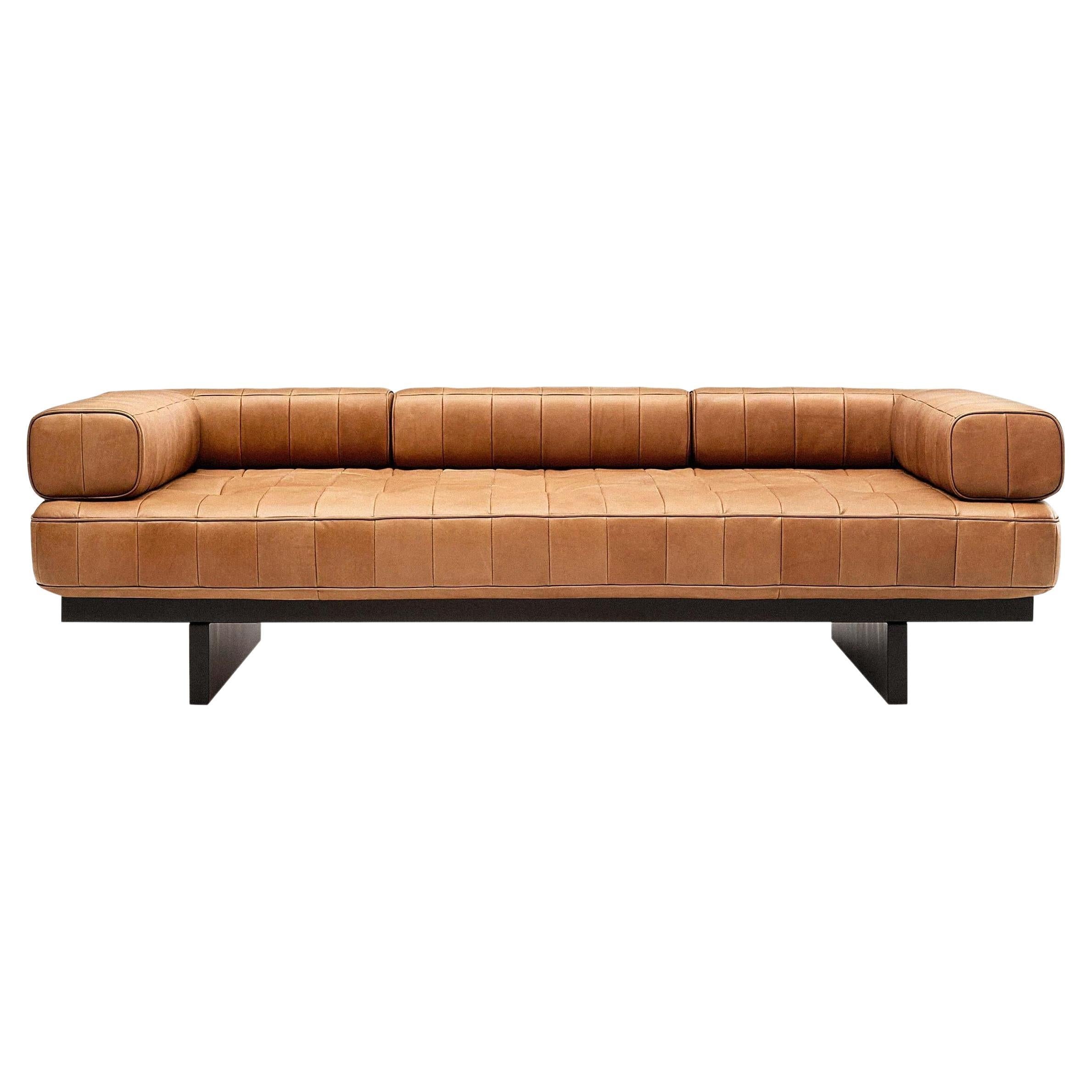 https://a.1stdibscdn.com/de-sede-ds-80-three-seat-sofa-in-naturale-cuoio-leather-for-sale/f_16392/f_476872421763997109700/f_32447282_1674815504781_bg_processed.jpg