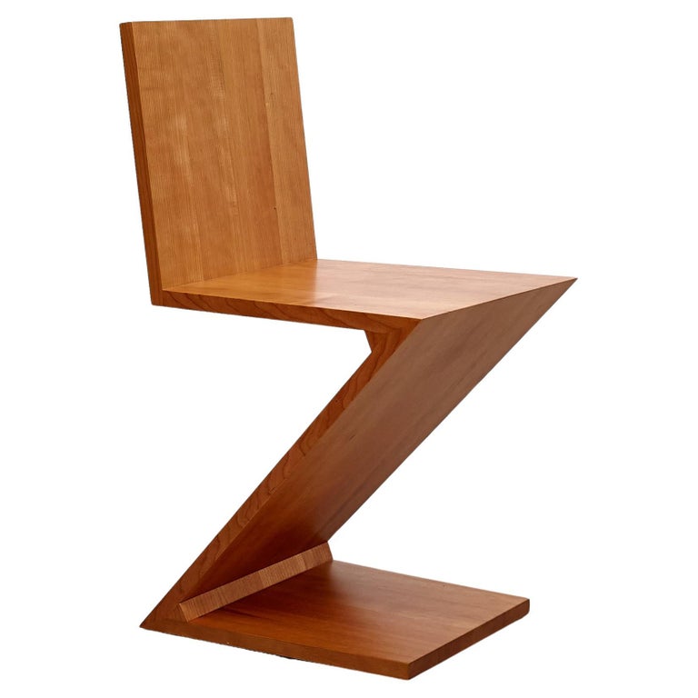 https://a.1stdibscdn.com/gerrit-thomas-rietveld-zig-zag-chair-by-cassina-for-sale/f_14272/f_343535321684487638512/f_34353532_1684487638877_bg_processed.jpg?width=768