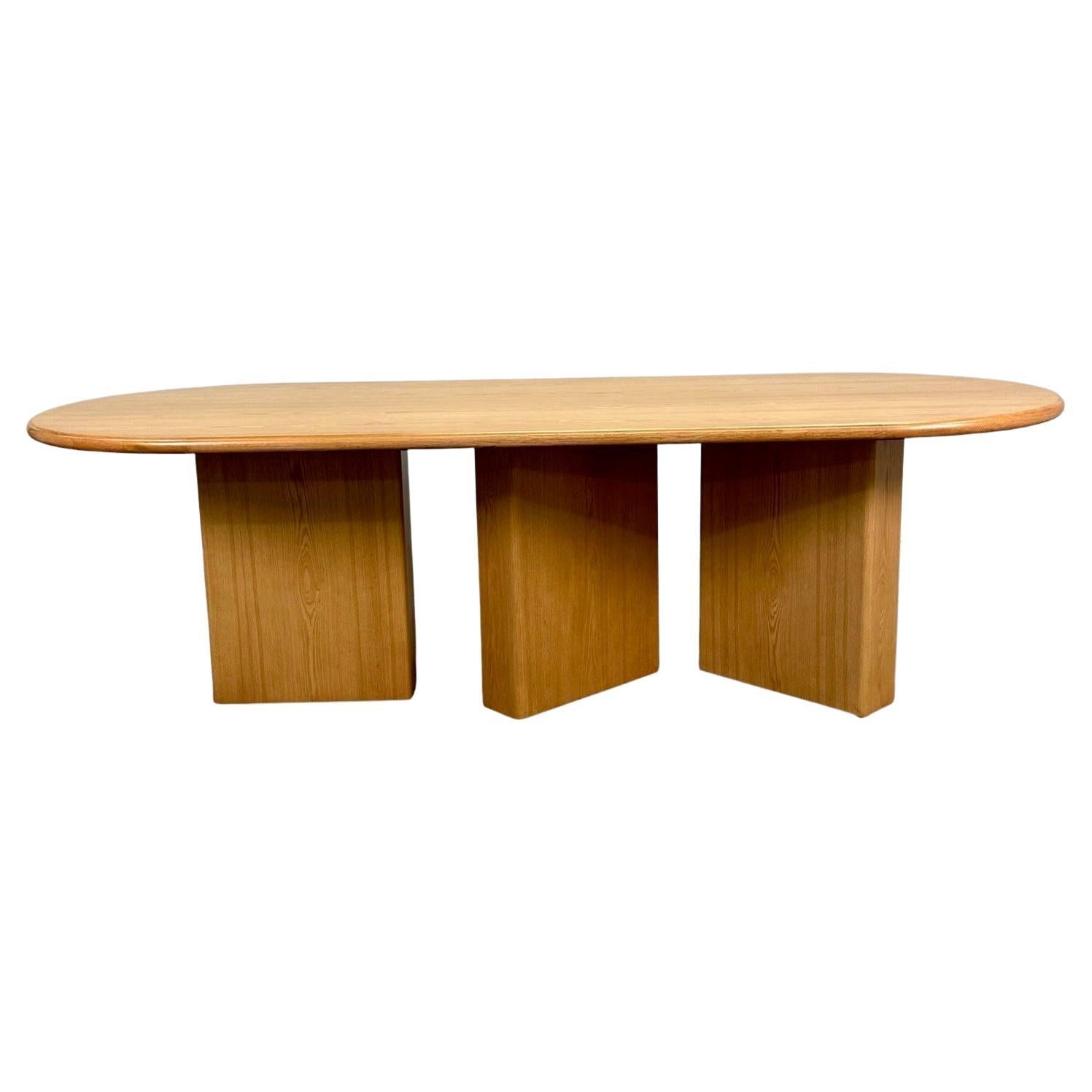 https://a.1stdibscdn.com/organic-modern-solid-oak-handcrafted-pedestal-oval-dining-table-21st-c-for-sale/f_8632/f_462275621754942085391/f_34434582_1684943102423_bg_processed.jpg