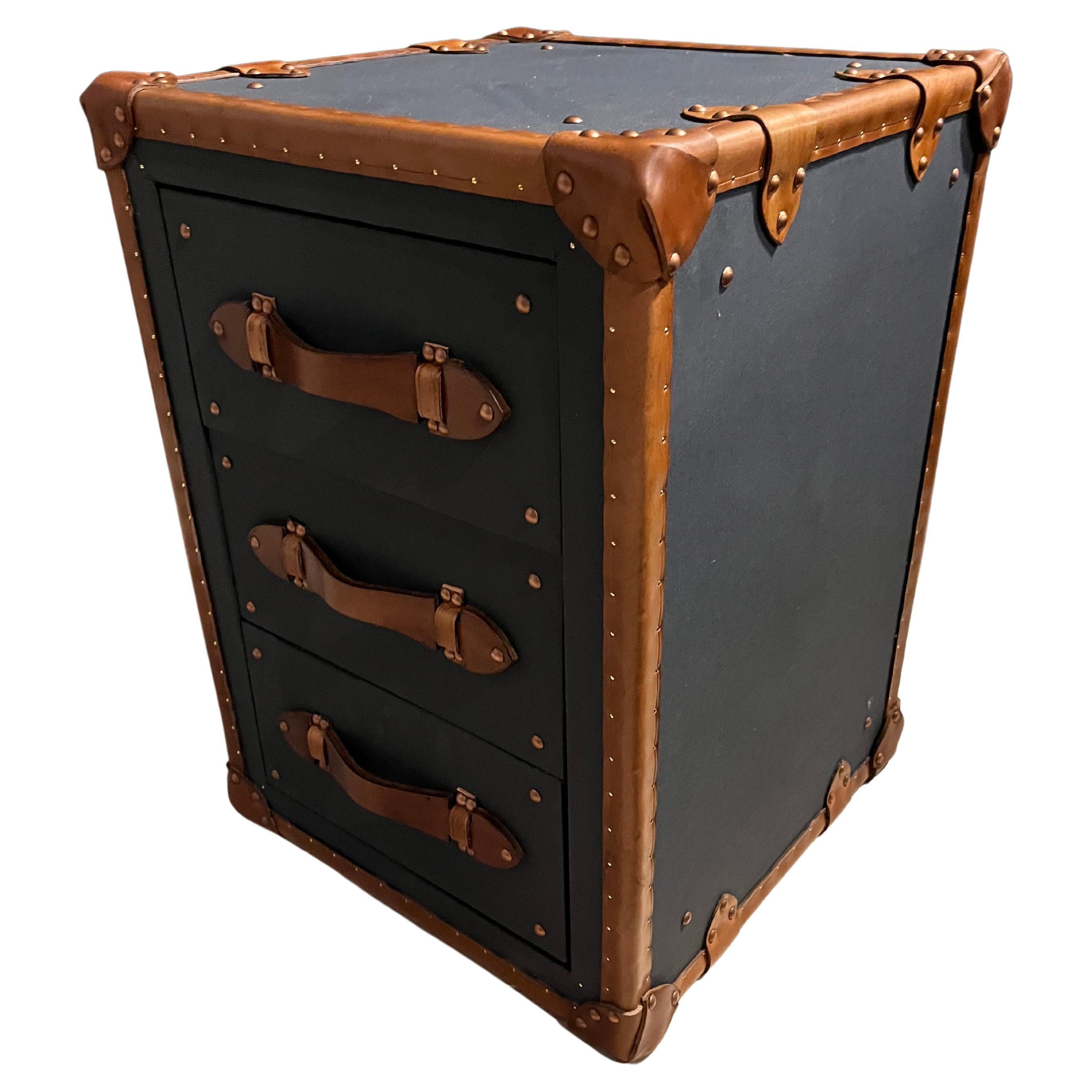 https://a.1stdibscdn.com/leather-suitcase-with-3-drawers-for-sale/f_16002/f_362042721695029773326/f_36204272_1695029774498_bg_processed.jpg