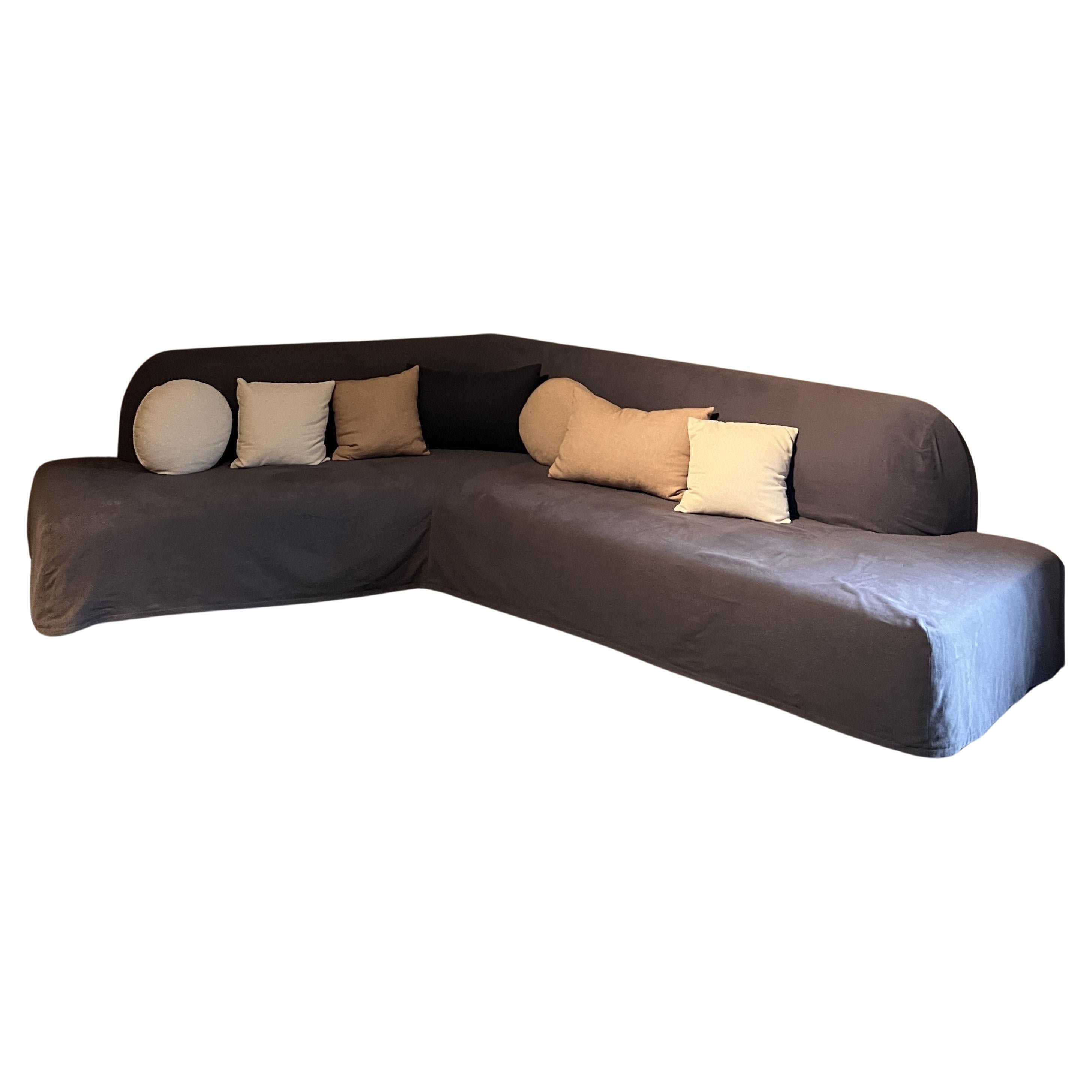 https://a.1stdibscdn.com/slipcover-sofa-tristan-custom-made-for-sale/f_20233/f_370502021699733928356/f_36416832_1699731429447_bg_processed.jpg
