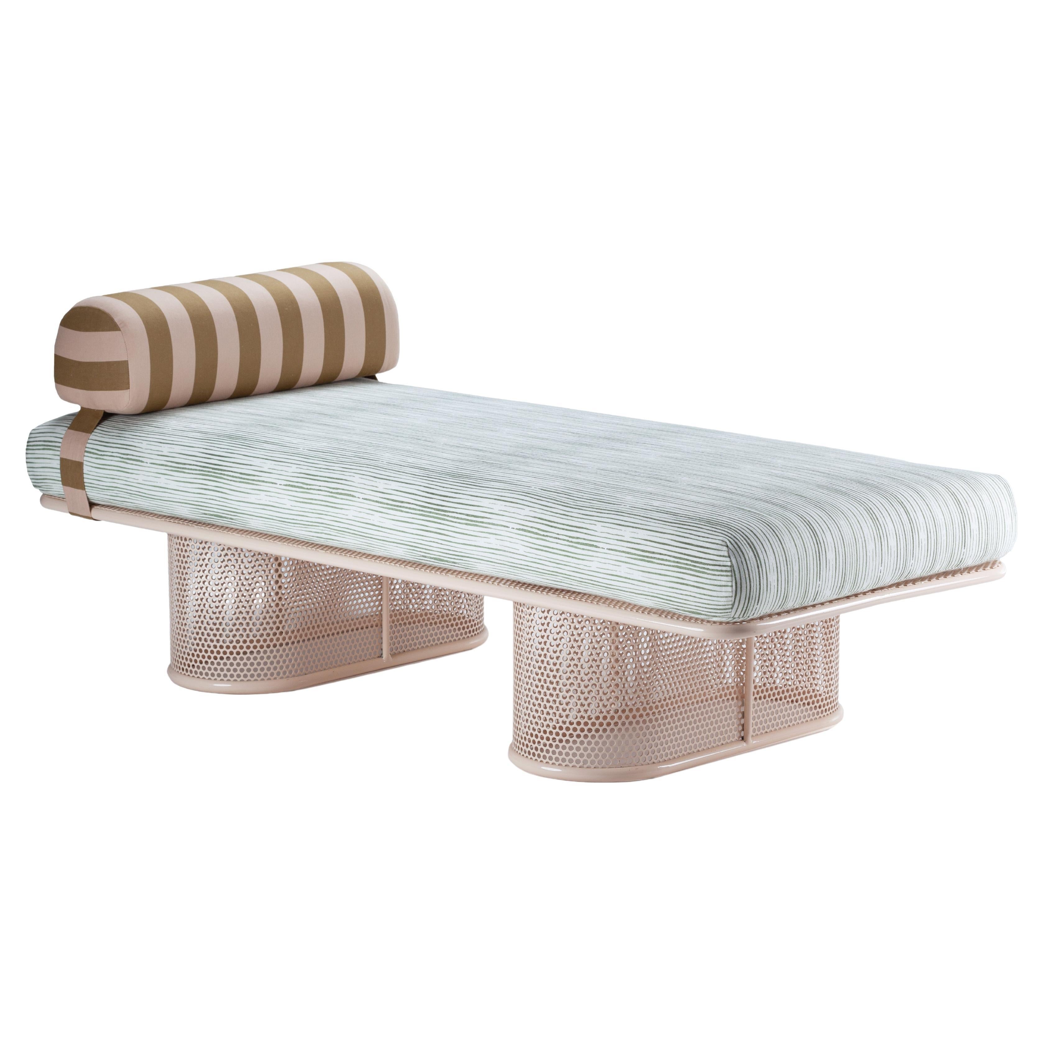 https://a.1stdibscdn.com/contemporary-riviera-bench-in-lacquered-nude-metal-stripes-fabric-for-outdoors-for-sale/f_40973/f_386547521709298265338/f_38654752_1709298266745_bg_processed.jpg