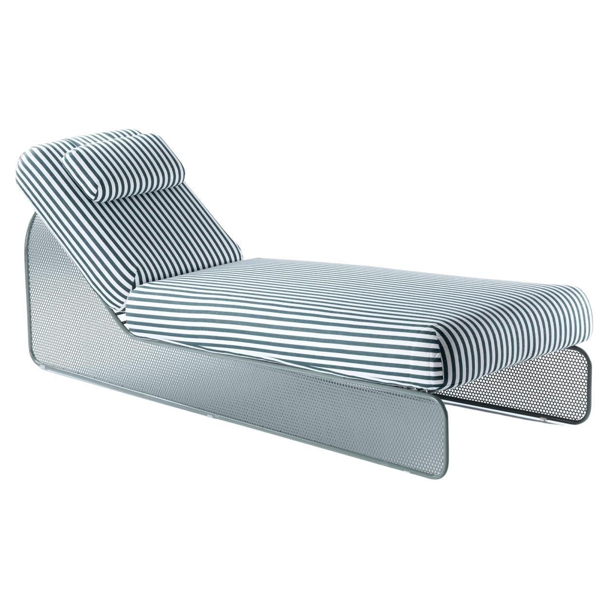https://a.1stdibscdn.com/contemporary-riviera-day-bed-in-blaco-and-verde-lacquered-metal-for-outdoors-for-sale/f_40973/f_386574821746628435589/f_38657482_1746628435899_bg_processed.jpg