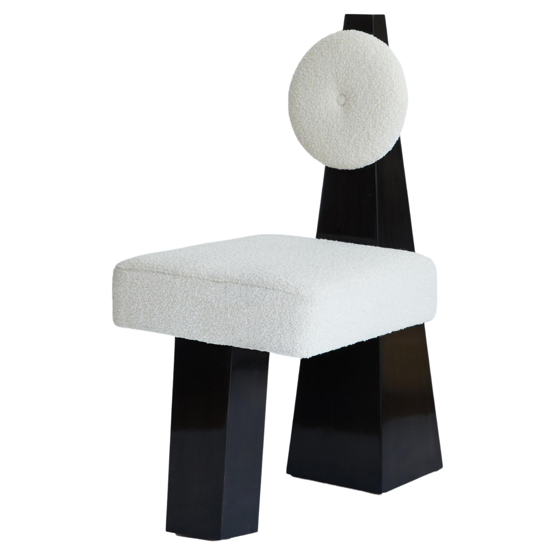 https://a.1stdibscdn.com/lula-chair-ivory-boucle-black-lacquer-by-christian-siriano-for-sale/f_56972/f_390423121711633959625/f_39042312_1711633960297_bg_processed.jpg