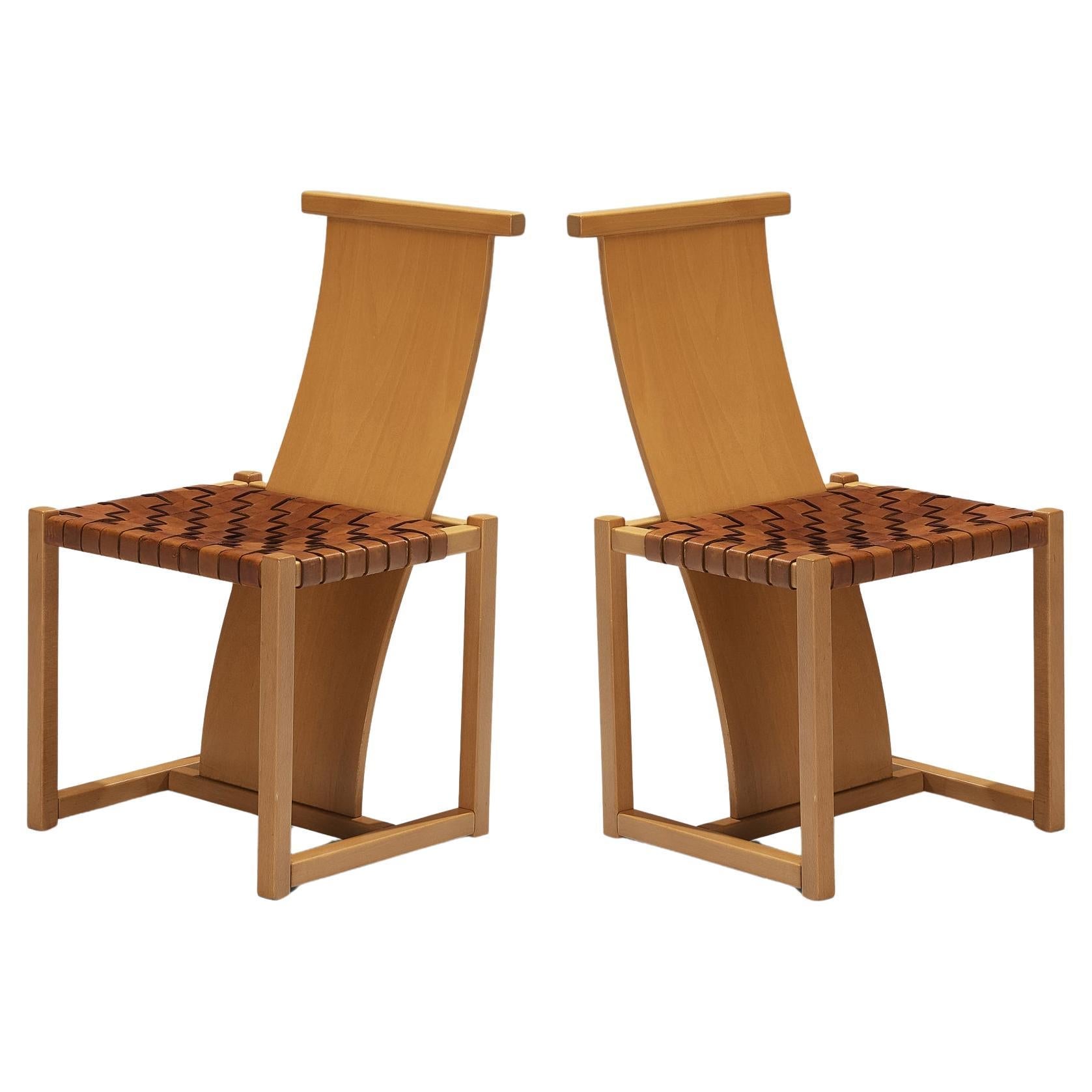 https://a.1stdibscdn.com/italian-pair-of-dining-chairs-with-woven-leather-seats-for-sale/f_9331/f_399064221717165996930/f_39906422_1717165997470_bg_processed.jpg