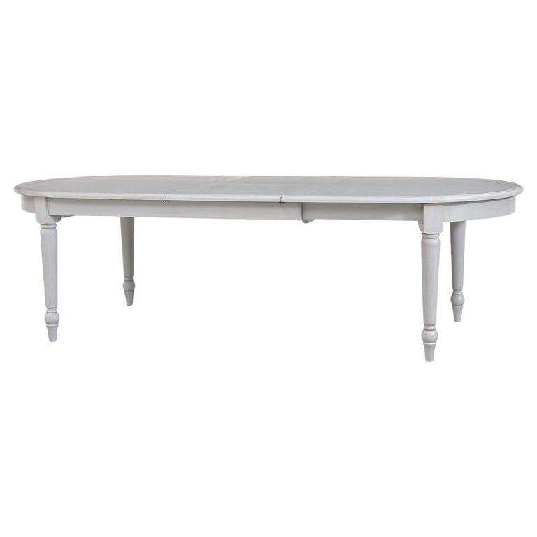 https://a.1stdibscdn.com/french-provincial-extendable-oval-dining-table-charleston-grey-for-sale/f_8038/f_399591121717090744459/f_39959112_1717090744680_bg_processed.jpg?width=768