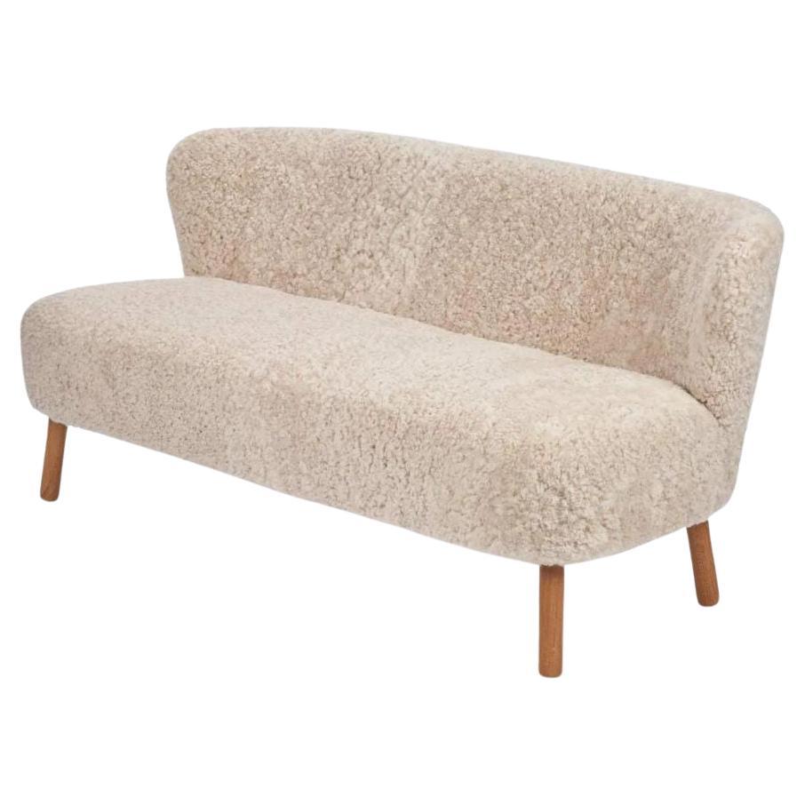 https://a.1stdibscdn.com/shearling-sheepskin-sofa-made-in-denmark-for-sale/f_98092/f_404103621719769977015/f_40410362_1719769977245_bg_processed.jpg