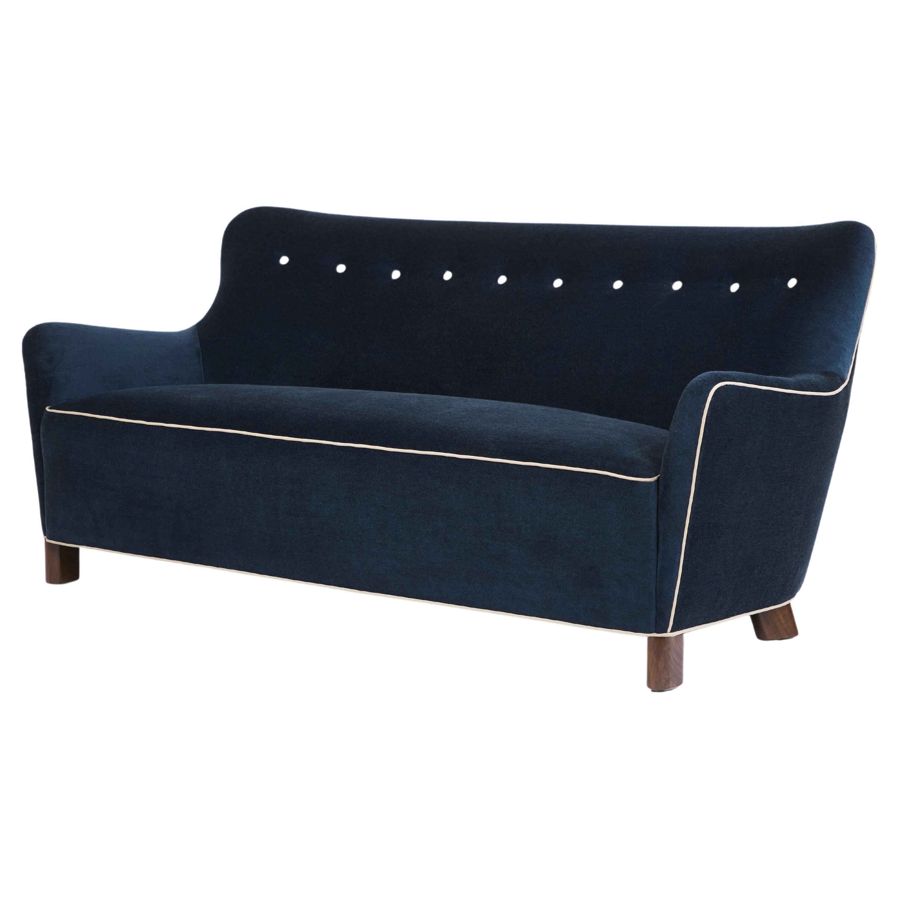 https://a.1stdibscdn.com/ann-sofa-modern-curved-tight-back-and-seat-by-martin-and-brockett-for-sale/f_50711/f_411556921724281635024/f_41155692_1724281636172_bg_processed.jpg