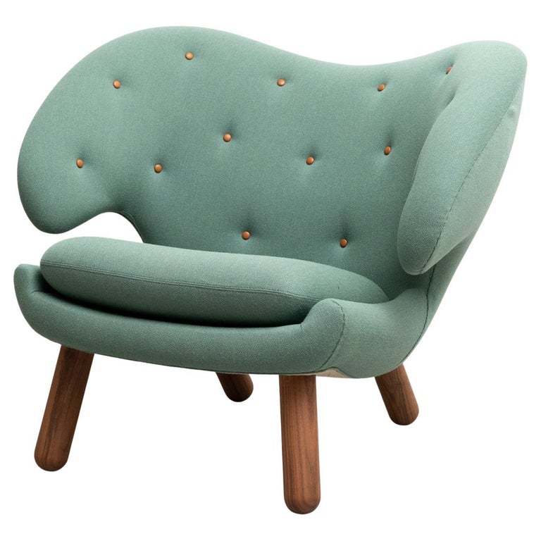 https://a.1stdibscdn.com/finn-juhl-pelican-chair-upholstered-in-wood-and-fabric-for-sale/f_14272/f_415623121726834589809/f_41562312_1726834590365_bg_processed.jpg?width=768