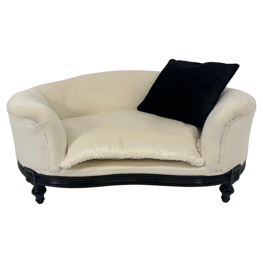 https://a.1stdibscdn.com/italian-louis-xvi-style-black-lacquered-and-white-velvet-dogs-bed-for-sale/f_21033/f_417765221728140330890/f_41776522_1728140331958_bg_processed.jpg
