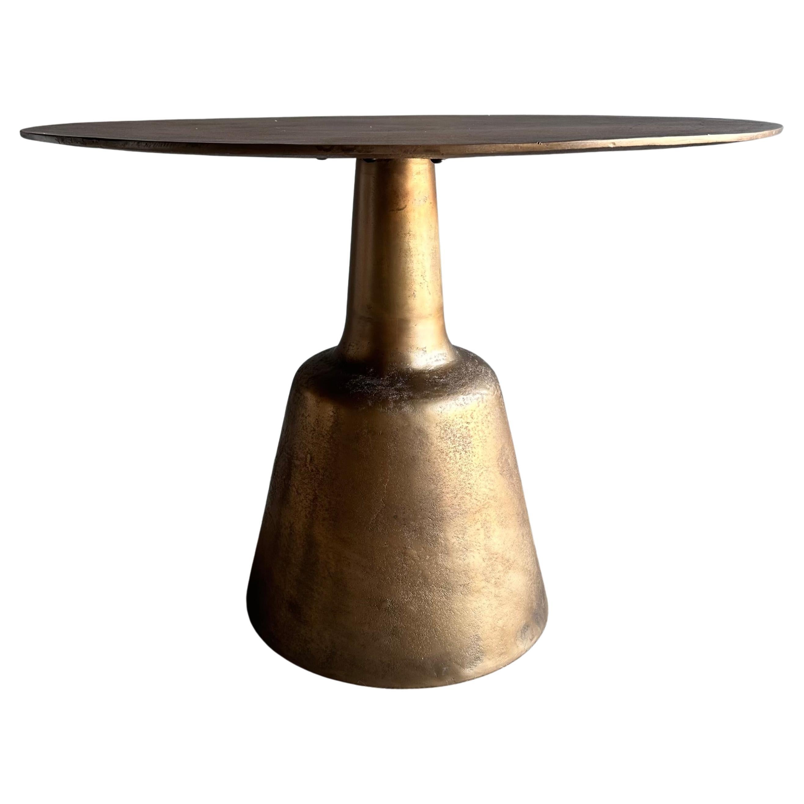 https://a.1stdibscdn.com/metal-round-dining-table-in-aged-brass-patina-for-sale/f_18223/f_437843521740422789095/f_41779432_1728169511581_bg_processed.jpg