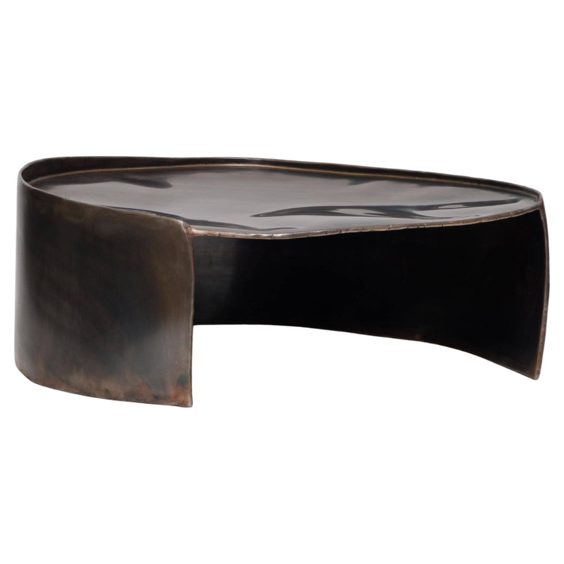 https://a.1stdibscdn.com/contemporary-patinated-brass-calle-coffee-table-with-organic-shape-for-sale/f_70152/f_423218721731668118907/f_42321872_1731668119408_bg_processed.jpg