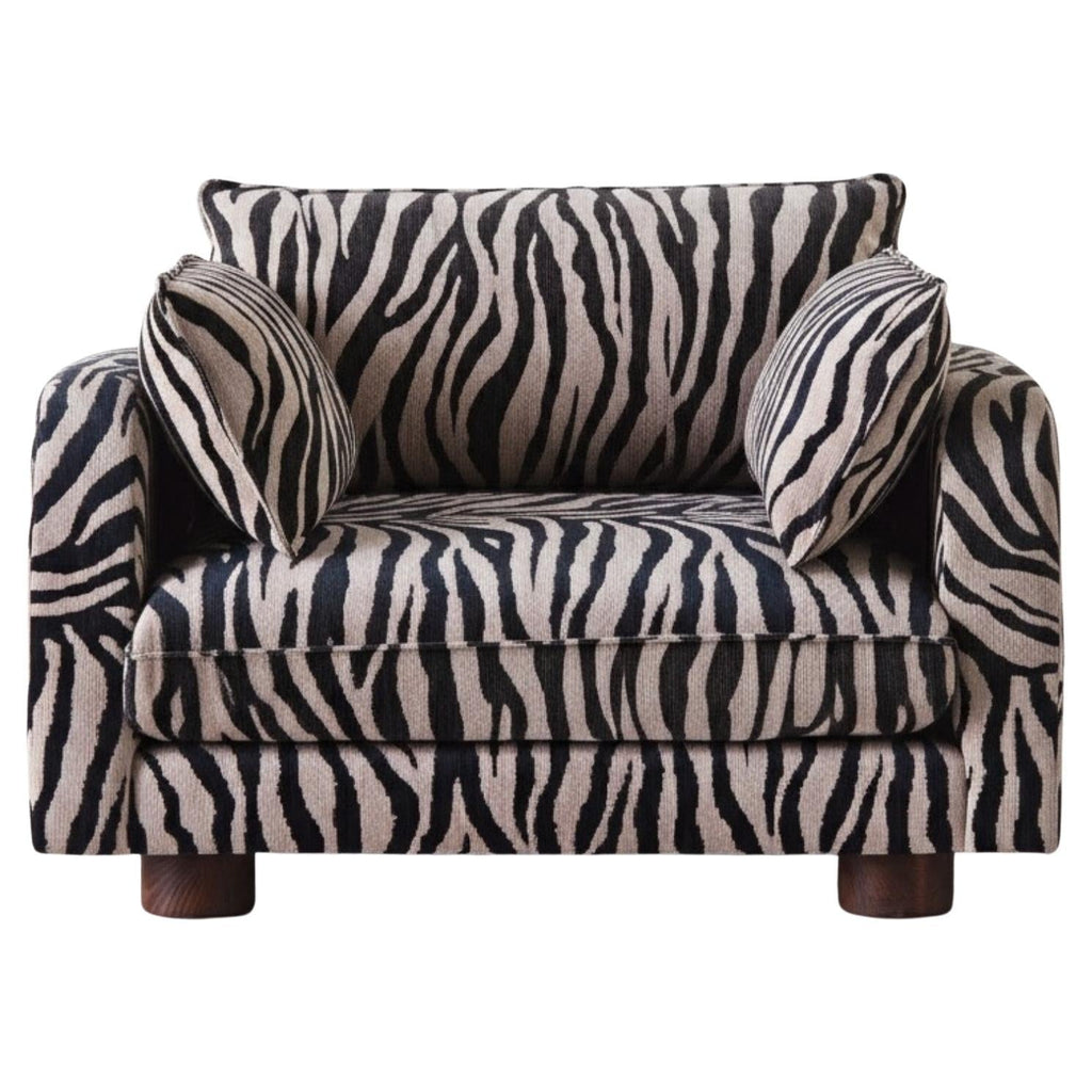 https://a.1stdibscdn.com/zebra-patterned-upholstered-loveseat-model-miles-for-sale/f_58912/f_442129121771267601154/f_44212912_1771267601583_bg_processed.jpg