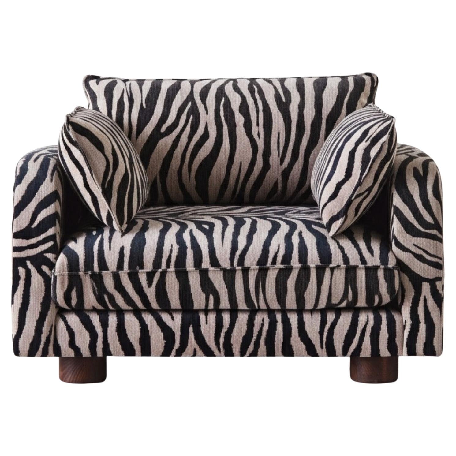 https://a.1stdibscdn.com/zebra-patterned-upholstered-loveseat-model-miles-for-sale/f_58912/f_442129121771267601154/f_44212912_1771267601583_bg_processed.jpg