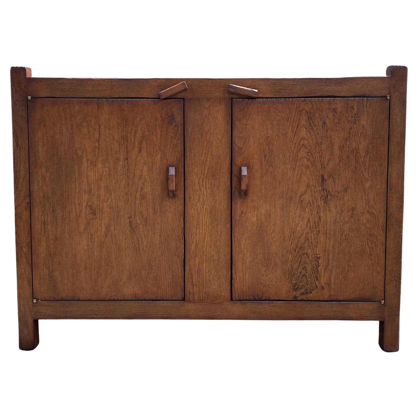 https://a.1stdibscdn.com/dos-gallos-custom-oak-trastero-rustic-cabinet-for-sale/f_7978/f_446769421745260694552/f_44676942_1745260695036_bg_processed.jpg