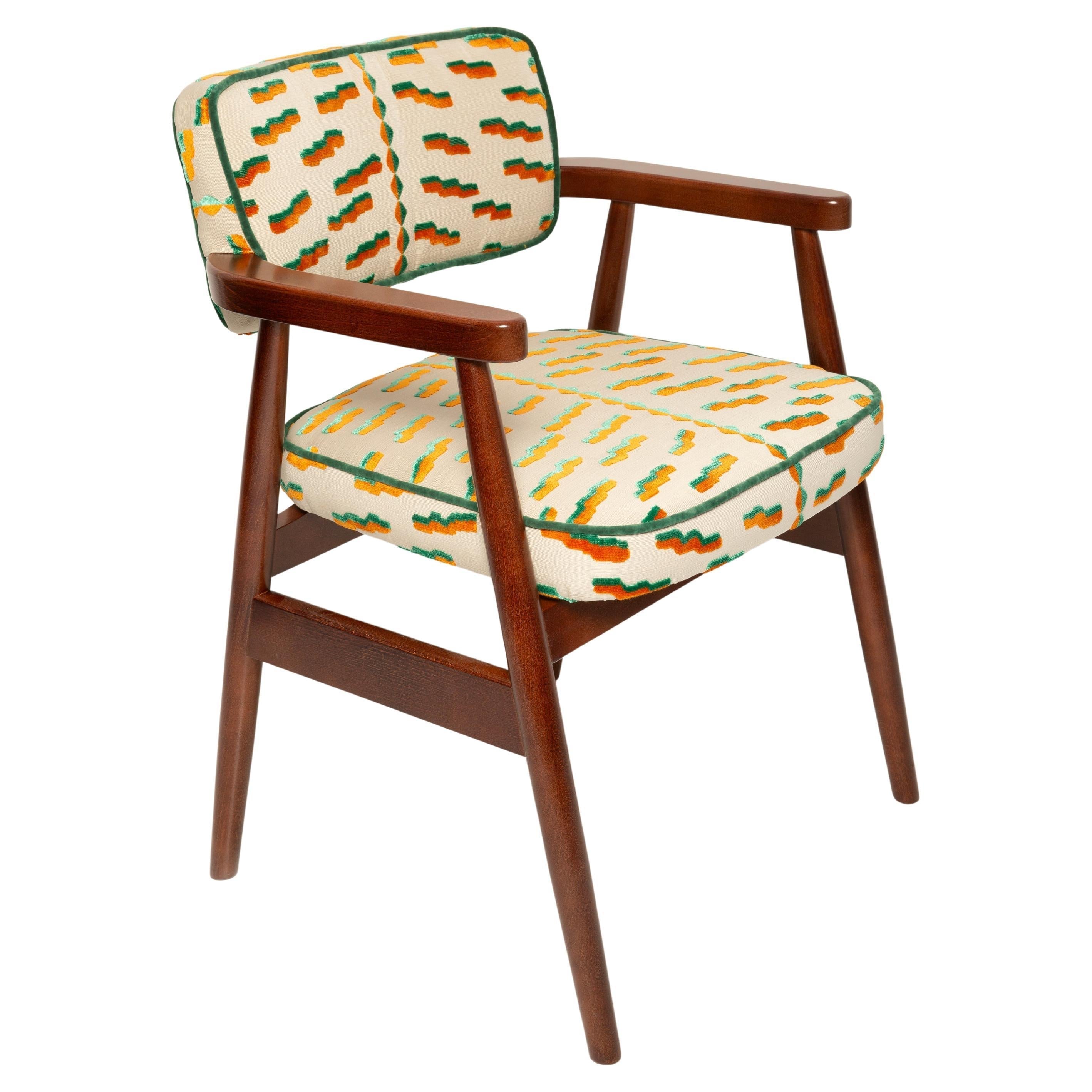https://a.1stdibscdn.com/vintola-studio-classic-dining-chair-tiger-beat-jacquard-velvet-dedar-europe-for-sale/f_34023/f_457932521752055387508/f_45793252_1752055388463_bg_processed.jpg