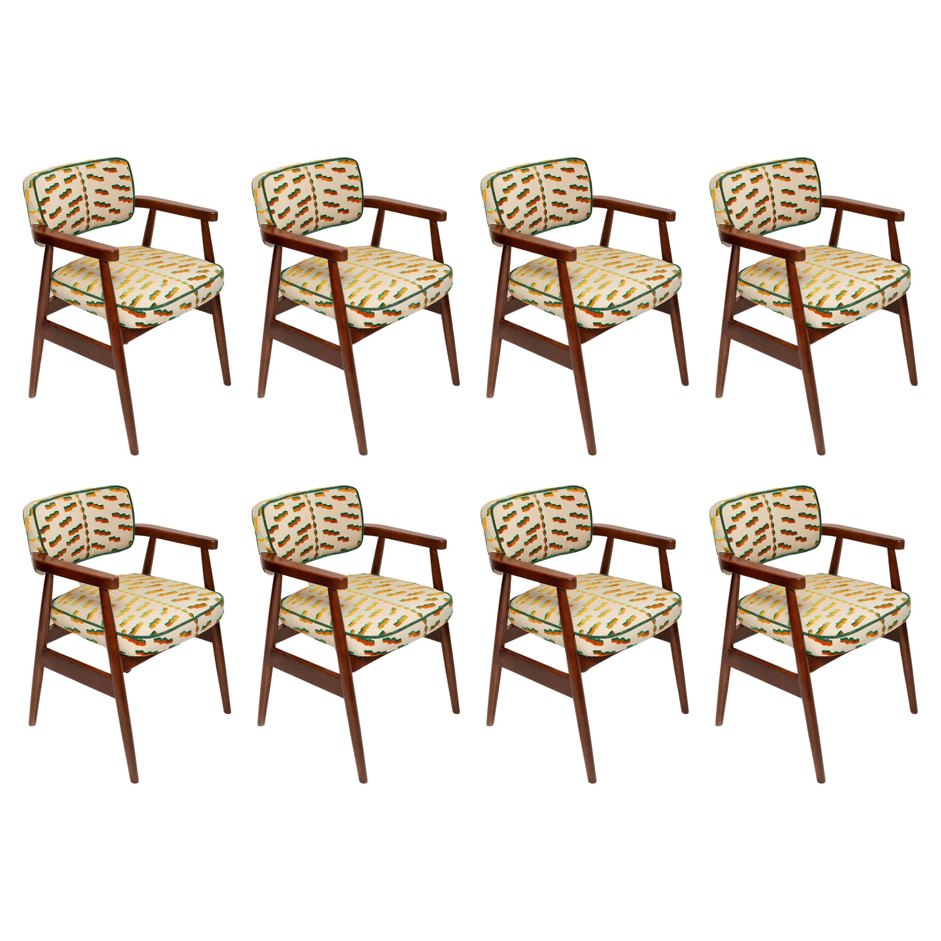 https://a.1stdibscdn.com/eight-vintola-studio-classic-dining-chairs-tiger-beat-jacquard-dedar-europe-for-sale/f_34023/f_457939021752057543068/f_45793902_1752057544174_bg_processed.jpg