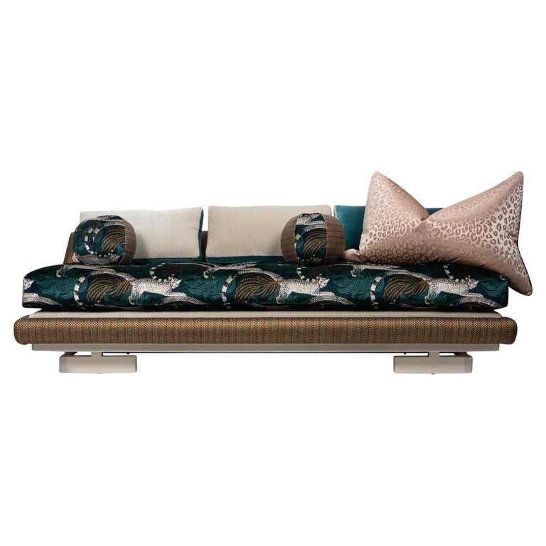 https://a.1stdibscdn.com/avant-garde-sofa-and-daybed-with-dark-green-animal-printed-velvet-for-sale-picture-2/f_21233/f_461516221754410935943/f_46151622_1754410936796_bg_processed.jpg?width=768