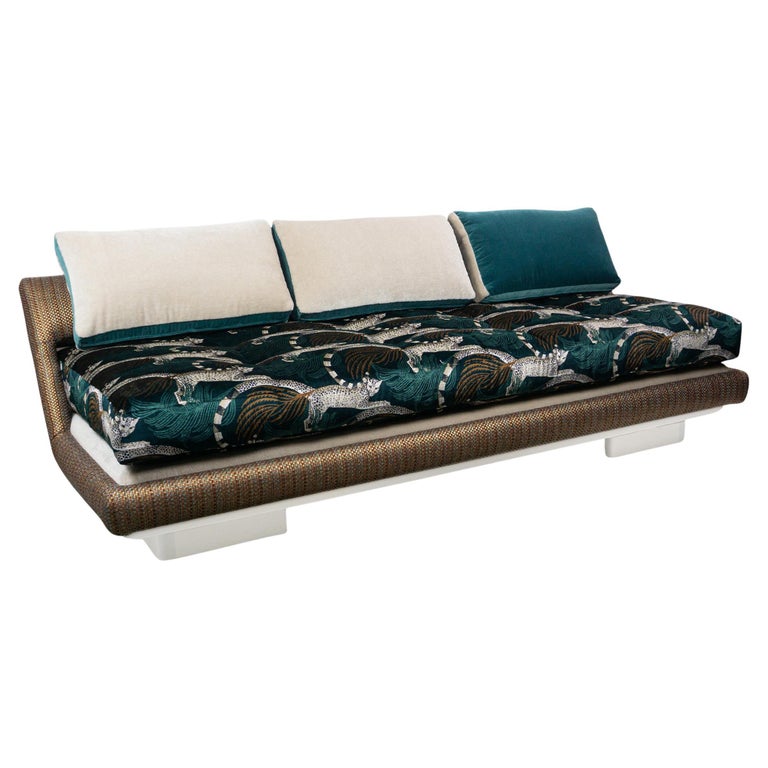 https://a.1stdibscdn.com/avant-garde-sofa-and-daybed-with-dark-green-animal-printed-velvet-for-sale/f_21233/f_461516221763064275277/f_46151622_1763064275974_bg_processed.jpg?width=768