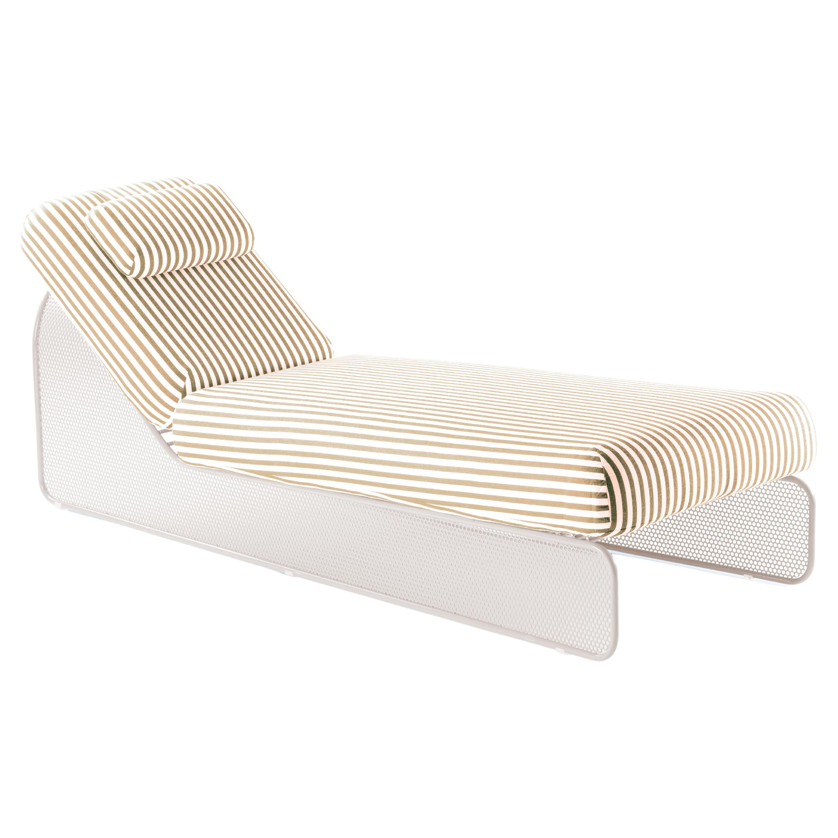 https://a.1stdibscdn.com/contemporary-riviera-day-bed-in-ivory-lacquered-metal-for-outdoors-for-sale/f_40973/f_467733421758646677034/f_46773342_1758646677933_bg_processed.jpg