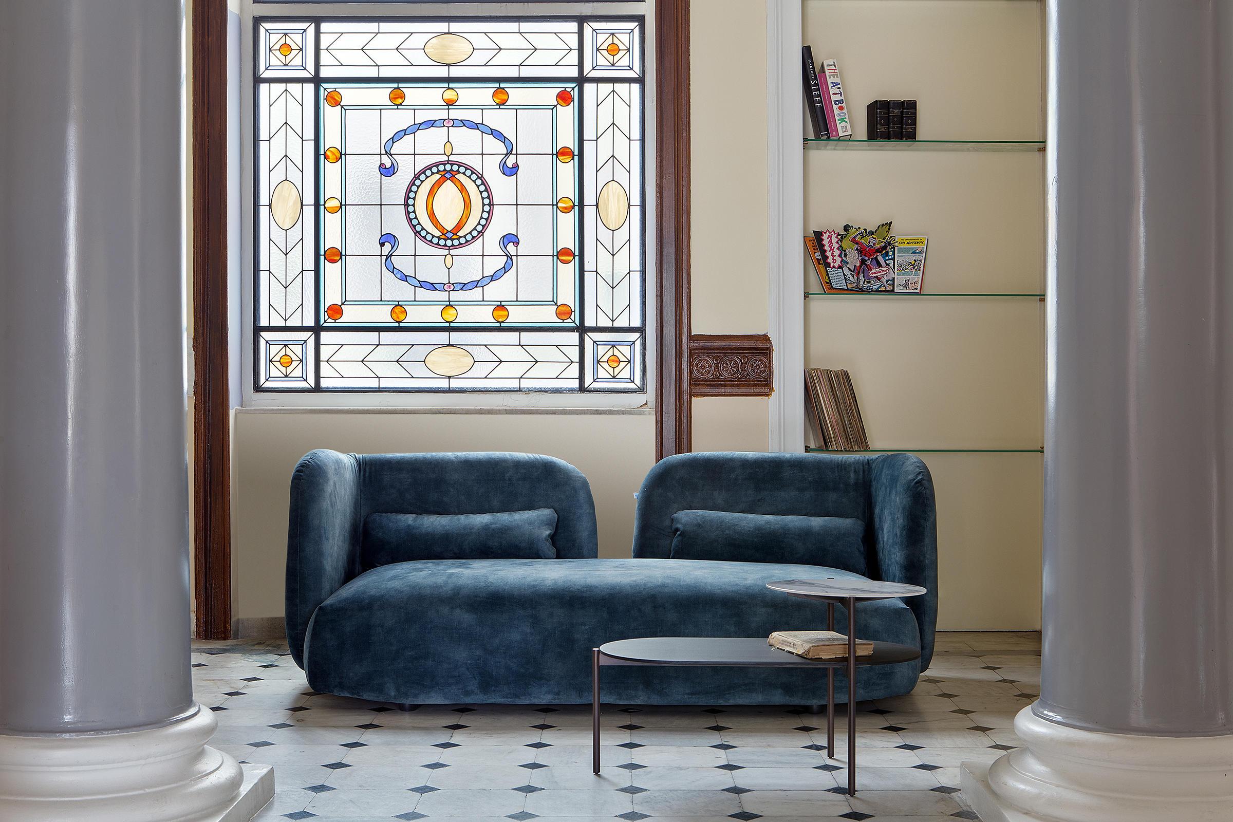 https://a.1stdibscdn.com/hug-sculptural-two-seater-sofa-in-high-resistant-velvet-mondo-design-studio-for-sale-picture-4/f_27693/f_477795221764445908561/fat_a_012_o_rizon_007_ambient_fam_g_arcit18_master.jpg