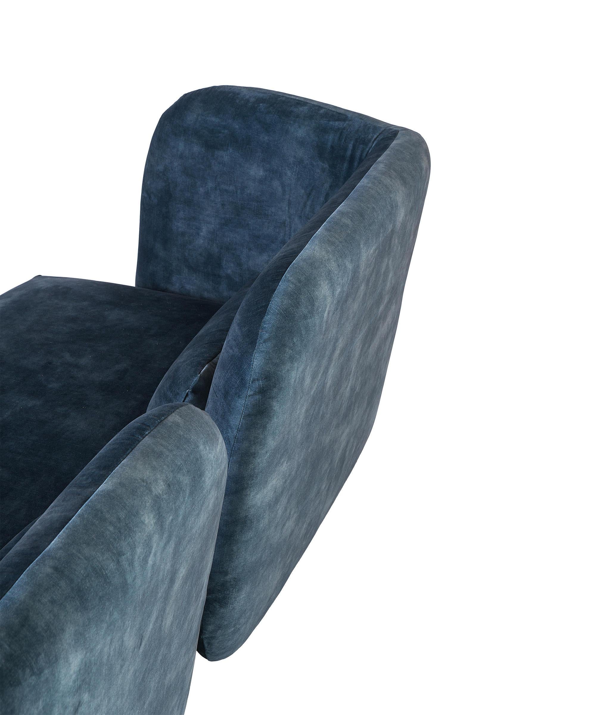 https://a.1stdibscdn.com/minimalist-sculptural-compact-sofa-with-rounded-feminine-silhouette-in-velvet-for-sale-picture-6/f_27693/f_490140921772216527356/fat_a_012_product_pro_g_2_arcit18_master.jpg