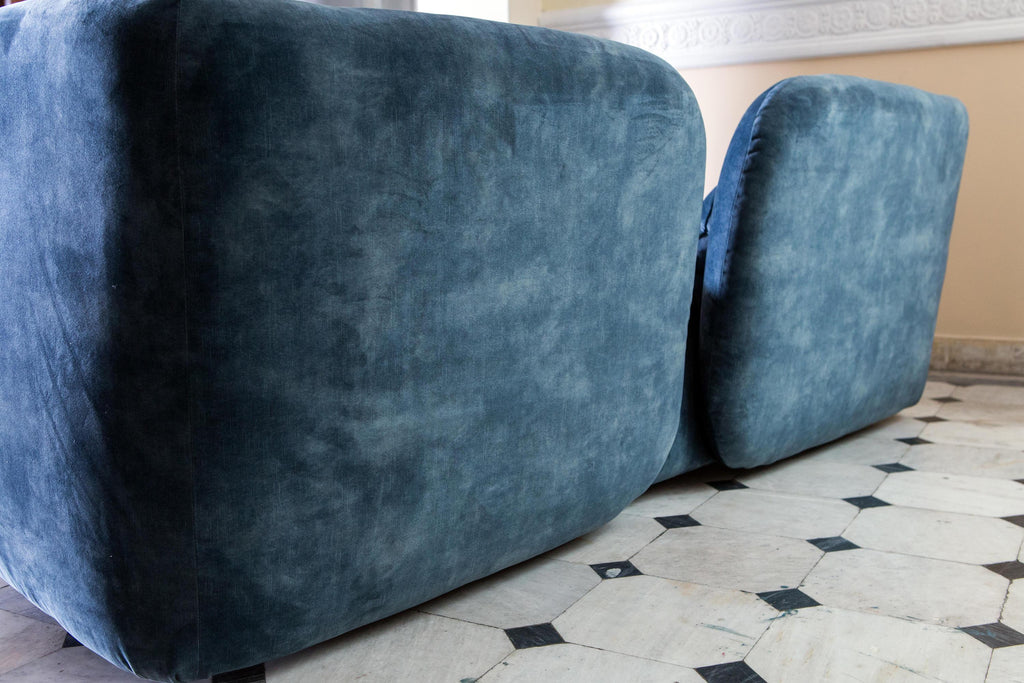 https://a.1stdibscdn.com/hugs-sculptural-small-sofa-in-deep-chocolate-velvet-for-sale-picture-6/f_27693/f_453480421749238191750/fat_a_021_detail_4_230102_fam_g_arcit18_master.jpg