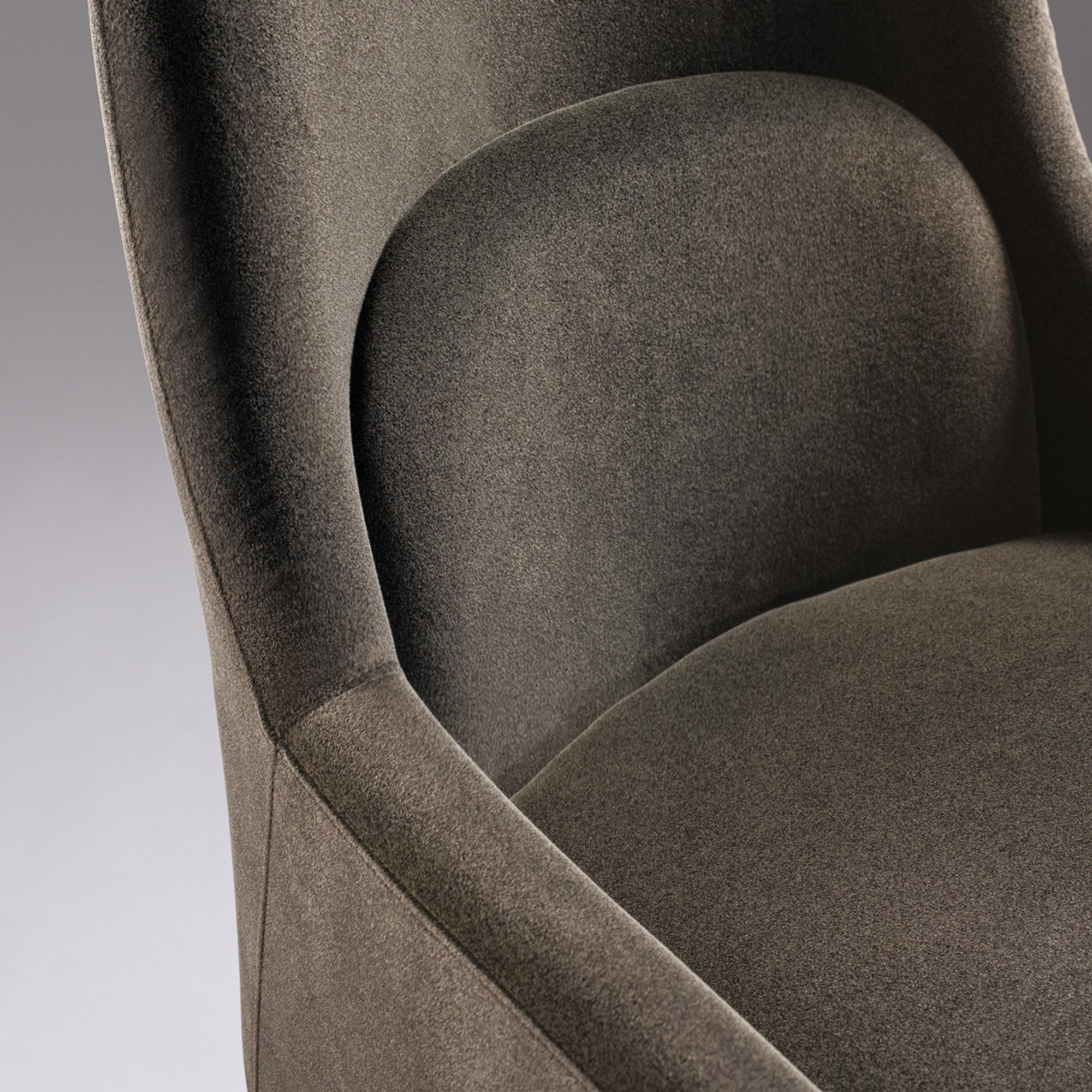 https://a.1stdibscdn.com/set-of-two-montreux-armchairs-in-retro-style-in-custom-high-performance-velvet-for-sale-picture-3/f_27693/f_453493721749244511402/fauteuil_ciara_6180_4_master.jpg