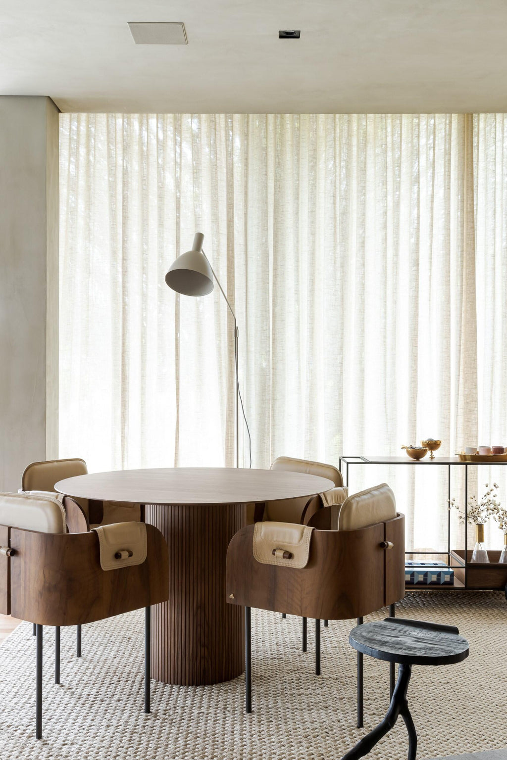 https://a.1stdibscdn.com/curva-chair-elegant-modern-wood-and-leather-armchair-with-geometric-form-for-sale-picture-7/f_104502/f_452078021748378376800/fe91c5ee_256a_4eec_849a_88e4c90d0dd8_master.jpg