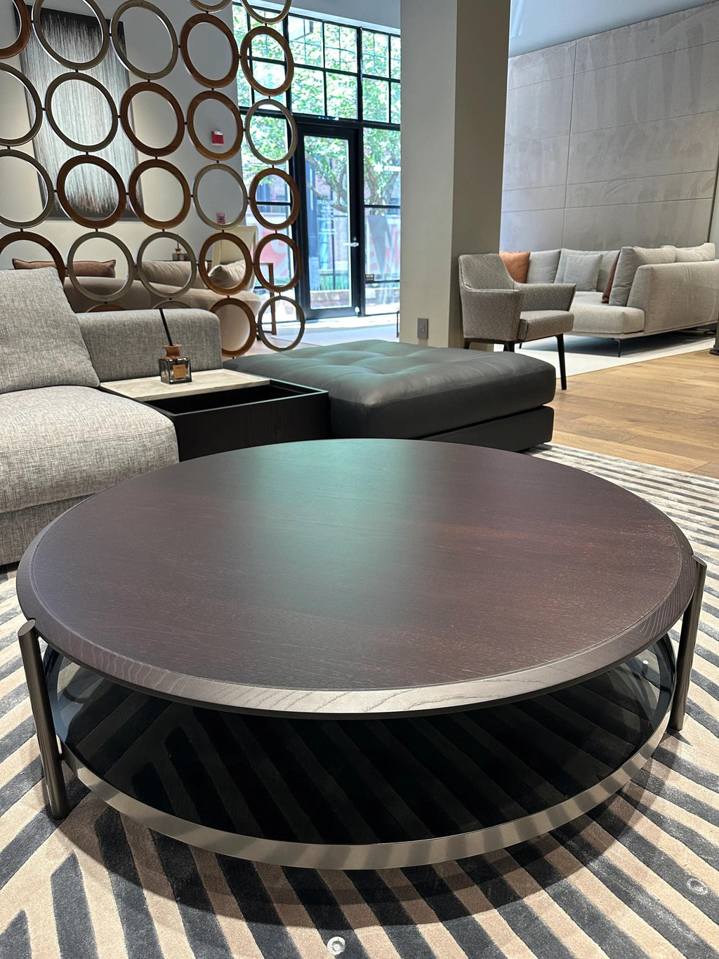 https://a.1stdibscdn.com/giorgetti-skyline-coffee-table-by-carlo-colombo-for-sale-picture-3/f_27783/f_466733921757953966305/floor_sample_skyline_coffee_table_round_giorgetti_high_end_2_2000x_master.jpeg