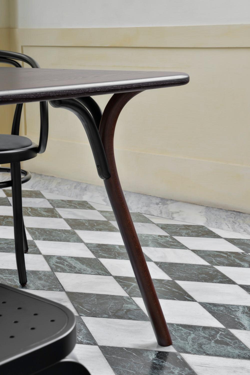 https://a.1stdibscdn.com/gtv-thonet-arch-small-dining-table-with-black-top-and-dark-walnut-base-by-front-for-sale-picture-5/12330573/f_203273421598337957456/foto_2_005_1500_master.jpg