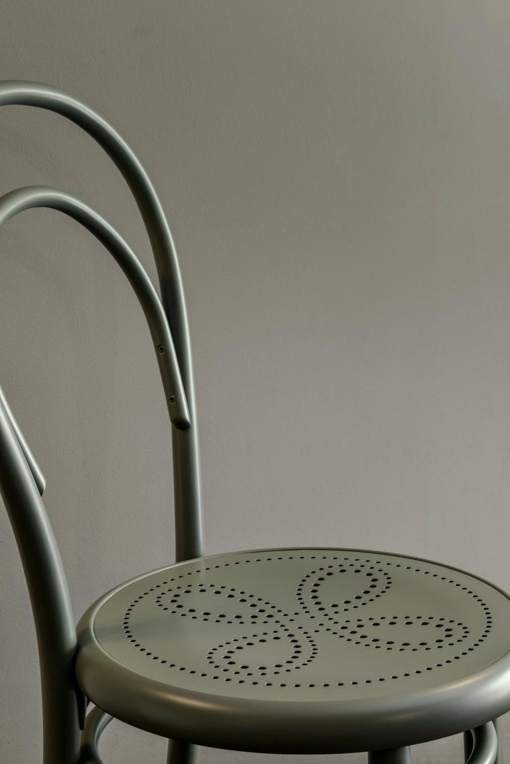 https://a.1stdibscdn.com/gtv-thonet-n14-perforated-chair-in-black-with-plywood-seat-by-michael-thonet-for-sale-picture-6/12330573/f_203290421598346755172/foto_33_011_1500_master.jpg