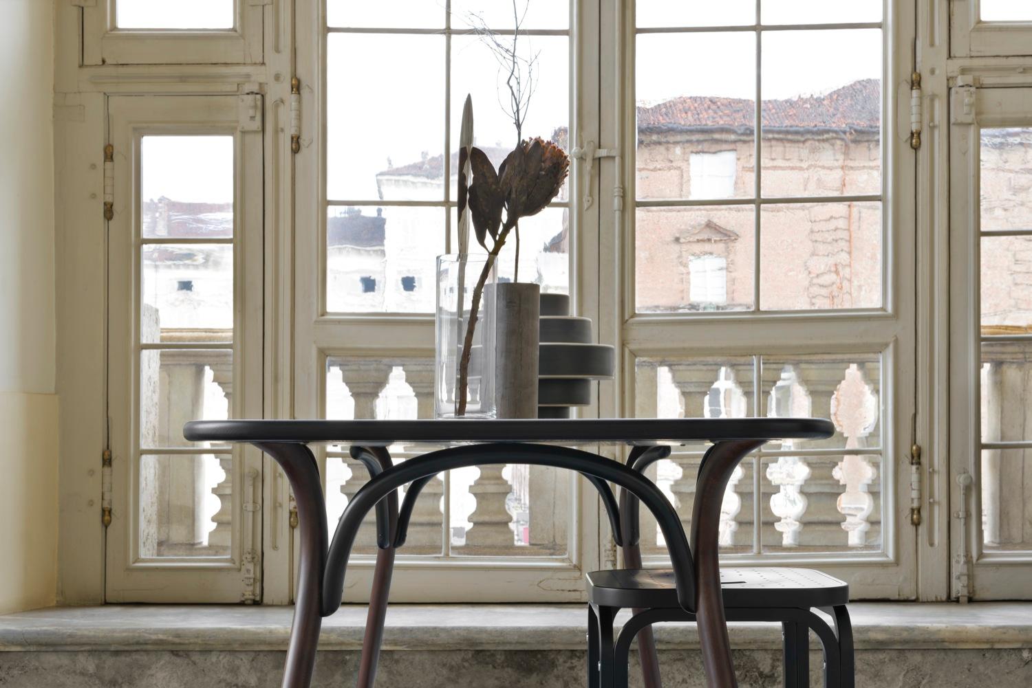 https://a.1stdibscdn.com/gtv-thonet-arch-small-dining-table-with-black-top-and-dark-walnut-base-by-front-for-sale-picture-6/12330573/f_203273421598337966902/foto_3_006_1500_master.jpg