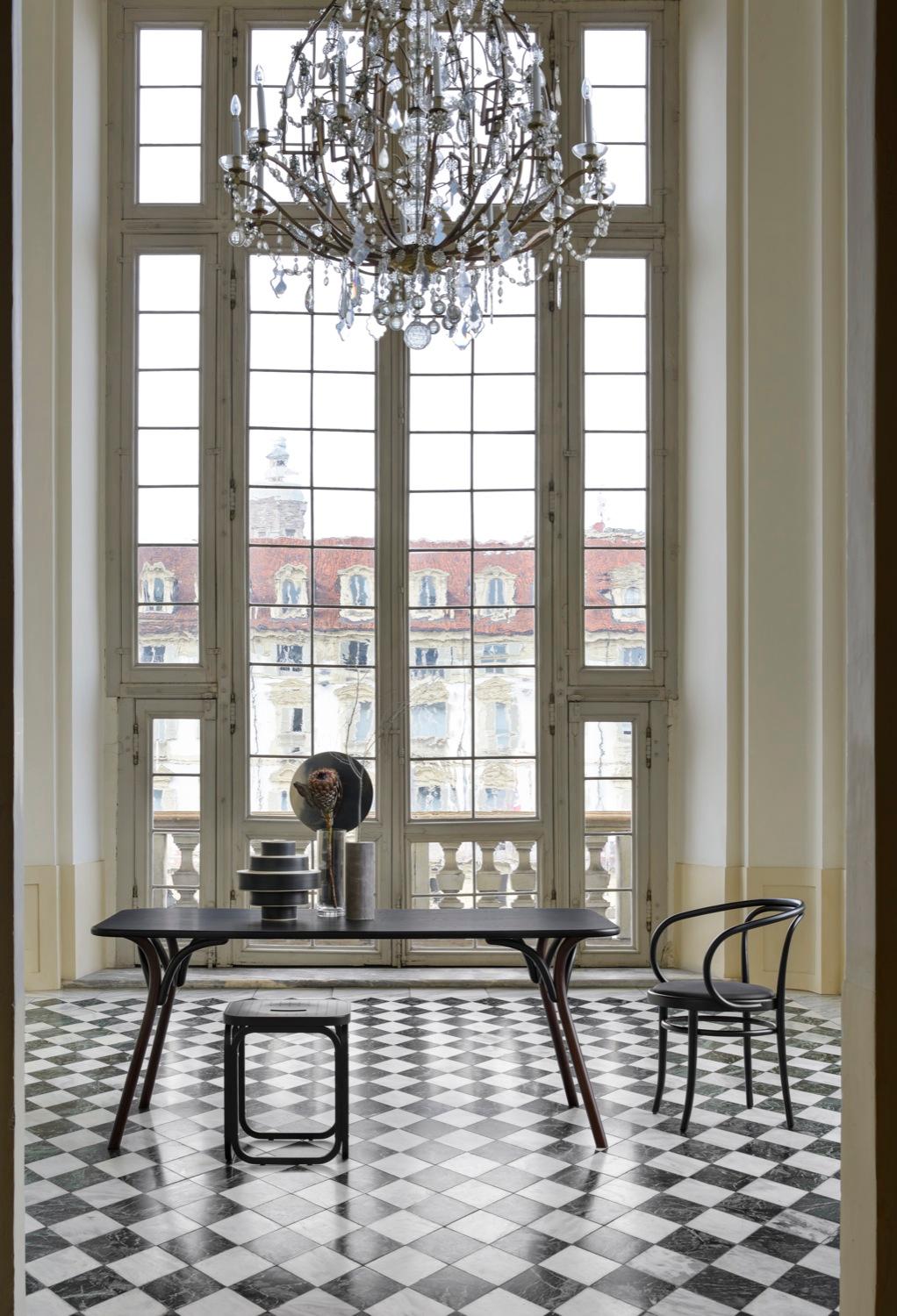 https://a.1stdibscdn.com/gtv-thonet-arch-small-dining-table-with-black-top-and-dark-walnut-base-by-front-for-sale-picture-8/12330573/f_203273421598337969952/foto_5_017_1500_master.jpg