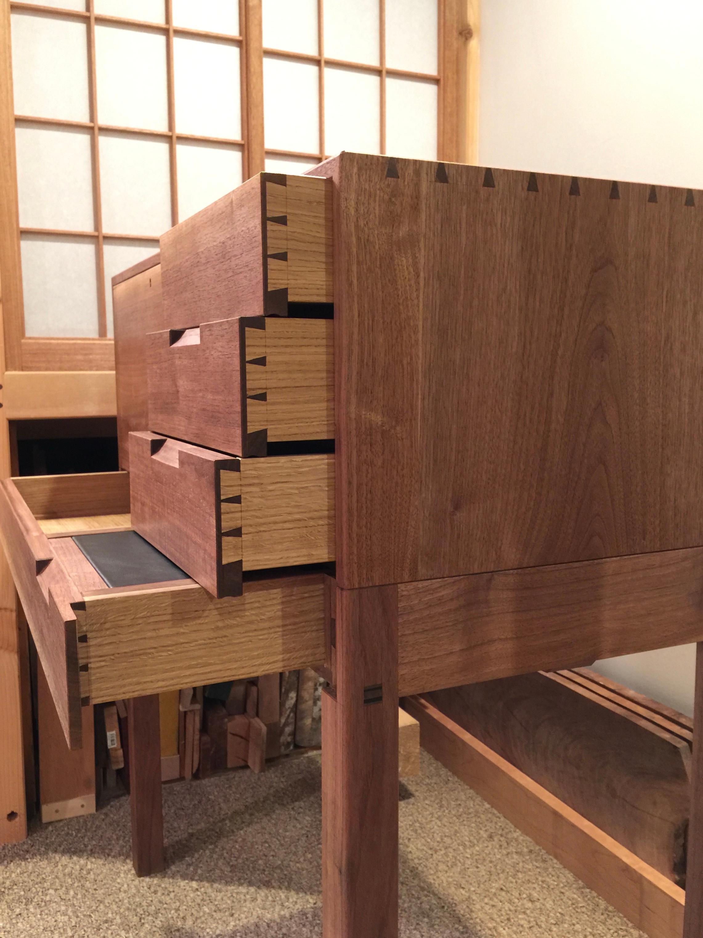 https://a.1stdibscdn.com/butlers-desk-for-sale-picture-5/f_45782/1552577387688/fullsizeoutput_3de_master.jpeg
