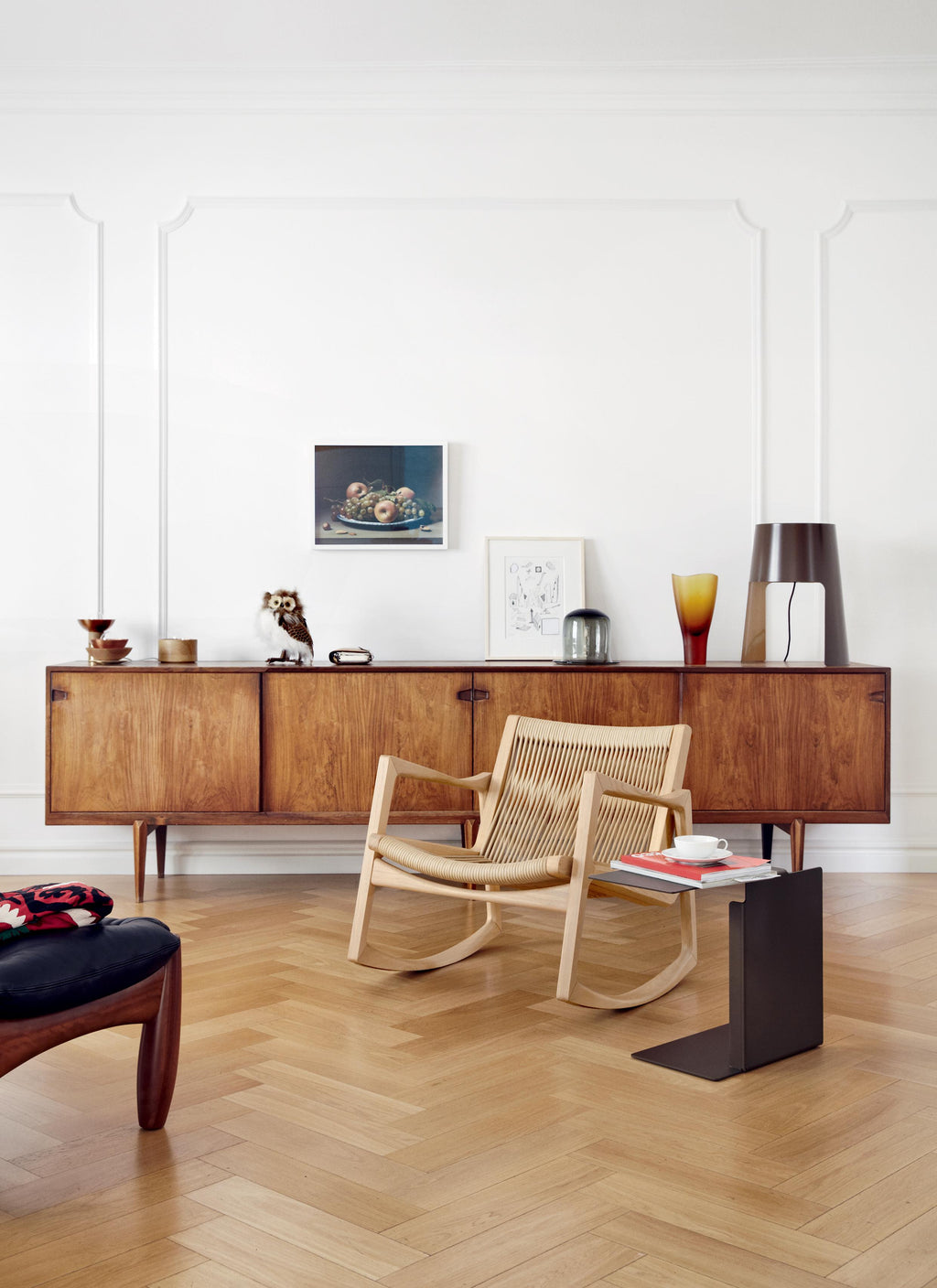 https://a.1stdibscdn.com/classicon-euvira-rocking-chair-in-brown-with-black-cord-by-jader-almeida-for-sale-picture-6/12330573/f_138500811551429468532/gambarte_euvira_diana_a_2_1__master.jpg