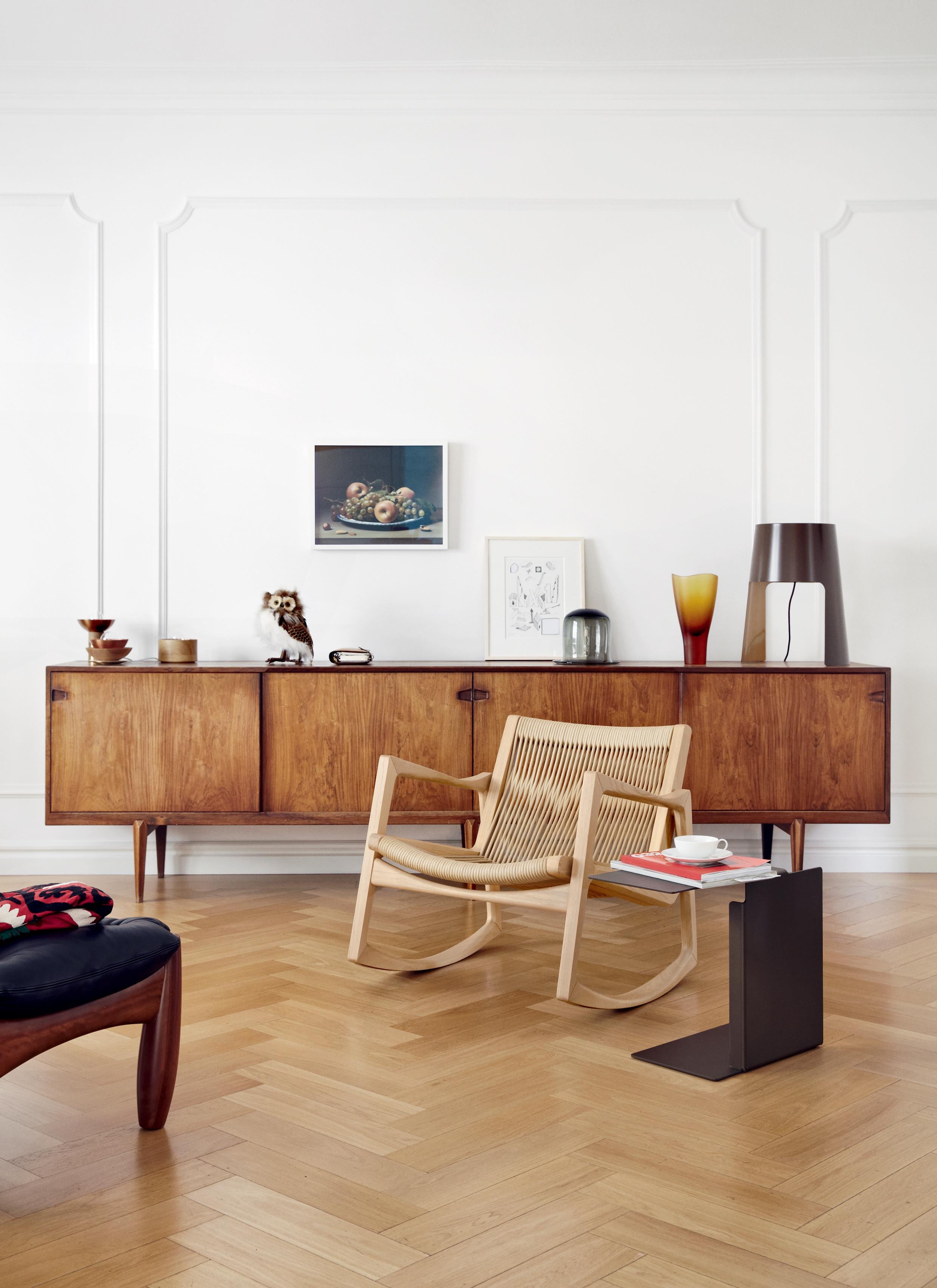 https://a.1stdibscdn.com/classicon-euvira-rocking-chair-in-brown-with-black-cord-by-jader-almeida-for-sale-picture-6/12330573/f_138500811551429468532/gambarte_euvira_diana_a_2_1__master.jpg