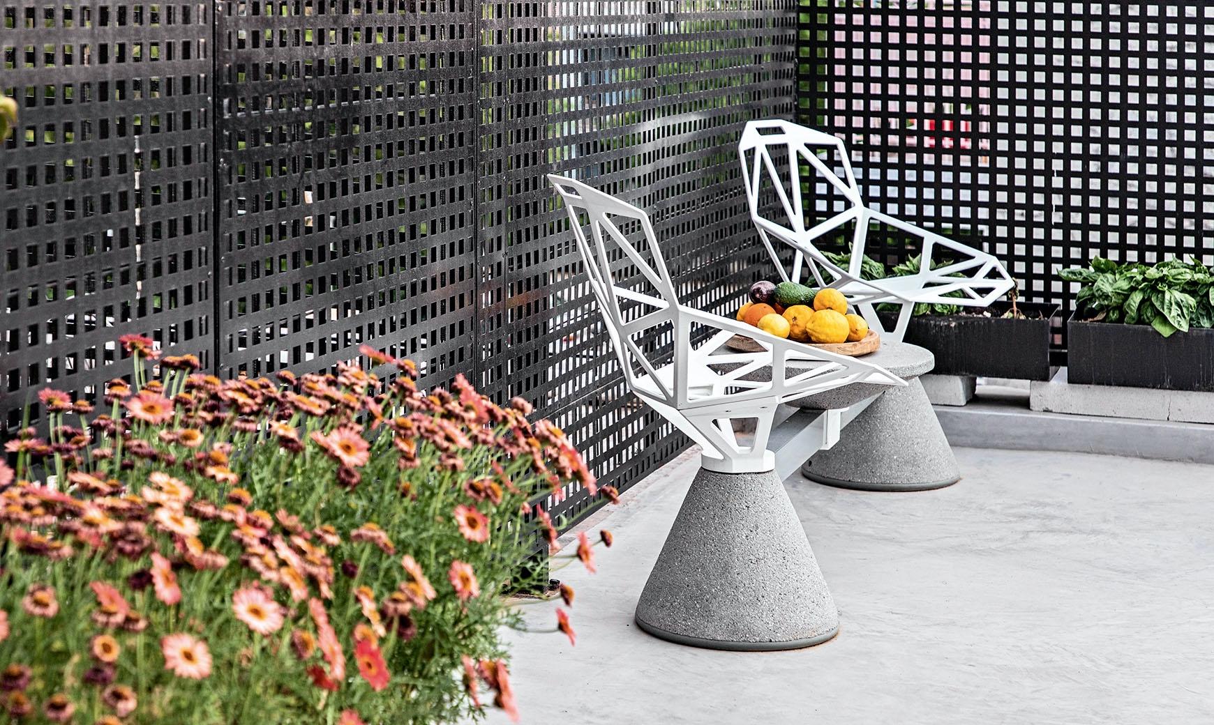 https://a.1stdibscdn.com/swivel-chair-magis-chairone-natural-concrete-base-white-aluminium-seat-for-sale-picture-3/f_105752/f_477435421764346720911/ggg_master.jpeg