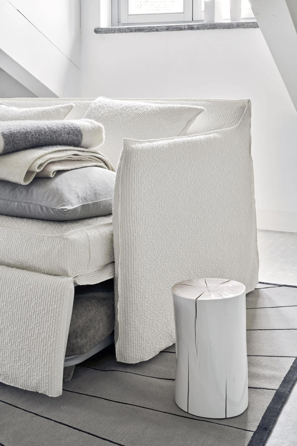 https://a.1stdibscdn.com/sofa-bed-gervasoni-ghost-19-design-paola-navone-for-sale-picture-5/f_105752/f_465129221756891214933/ghost195_master.jpeg