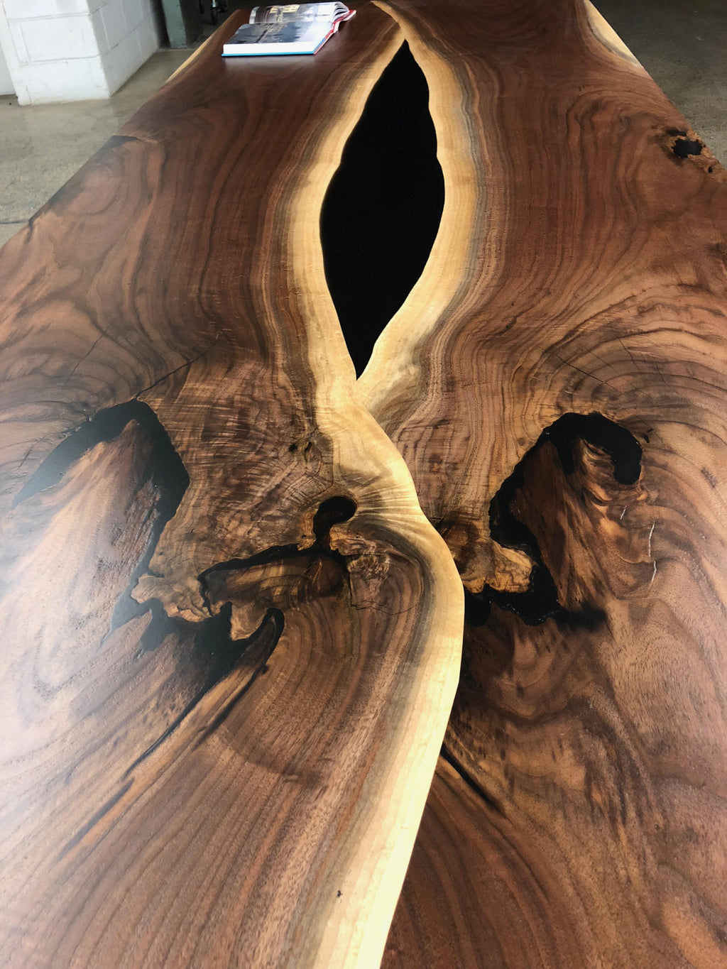 https://a.1stdibscdn.com/reverse-live-edge-walnut-dining-table-for-sale-picture-2/f_96472/f_382437721706977933677/glass_diningtable_leg_master.jpg