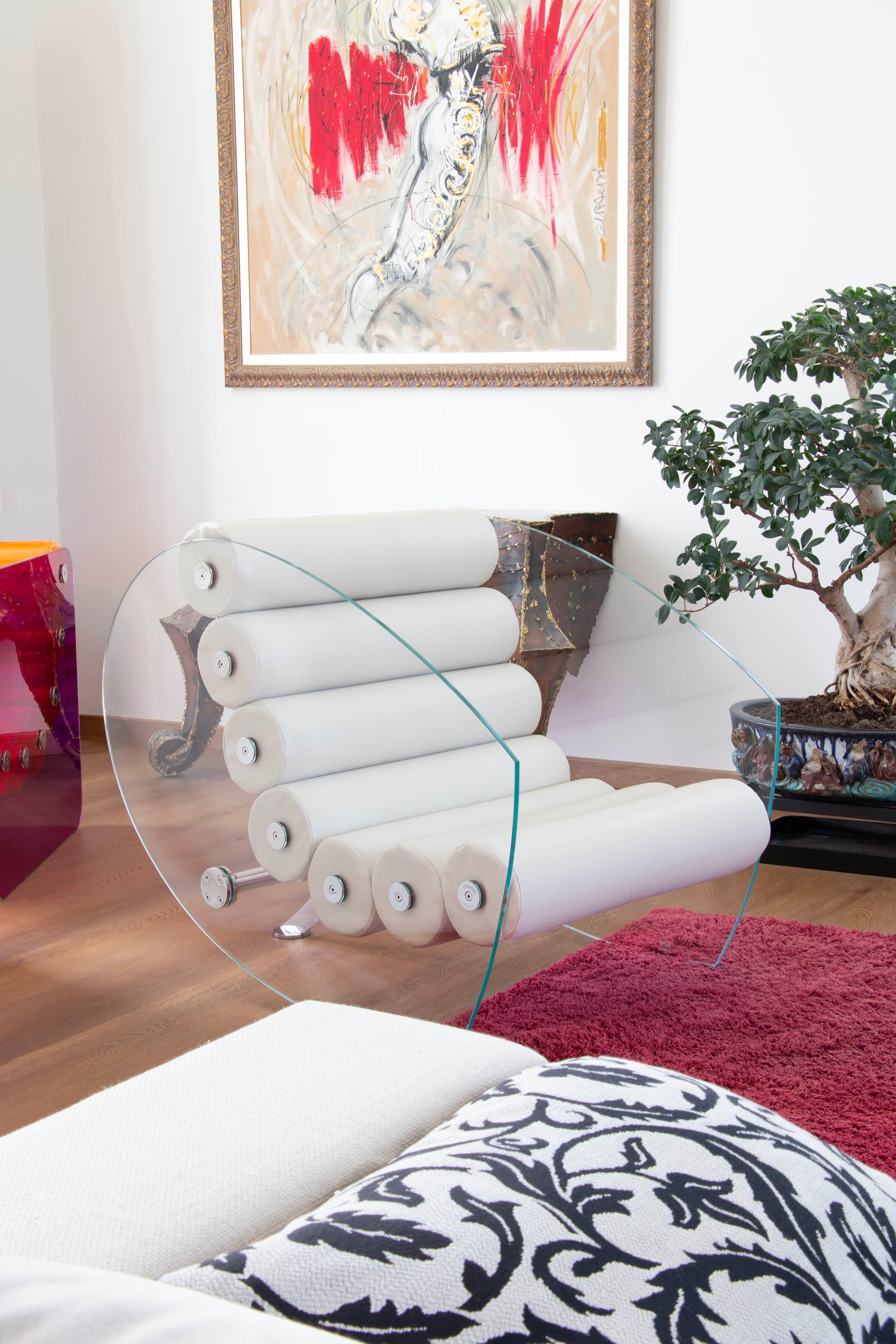 https://a.1stdibscdn.com/mw05-armchair-in-modern-style-for-outdoor-use-with-transparent-panels-for-sale-picture-2/f_83282/f_440846821742231186286/grand_fauteuil_design_blanc_master.jpg