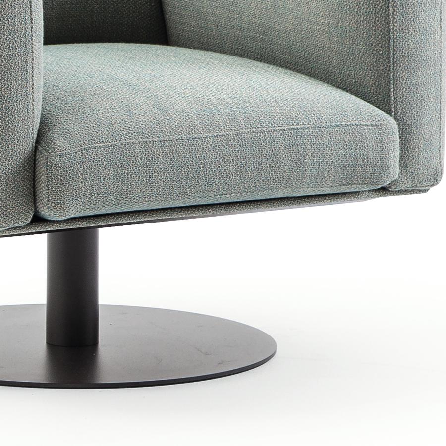 https://a.1stdibscdn.com/piero-lissoni-8-cube-armchair-with-swivel-base-by-cassina-for-sale-picture-3/f_14272/f_279310021648123278470/gris_det2_master.jpg