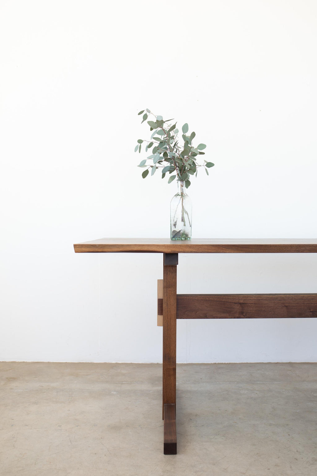 https://a.1stdibscdn.com/hana-walnut-trestle-dining-table-for-sale-picture-2/f_49771/f_326562321675826514187/hana_trestle_1_master.jpg
