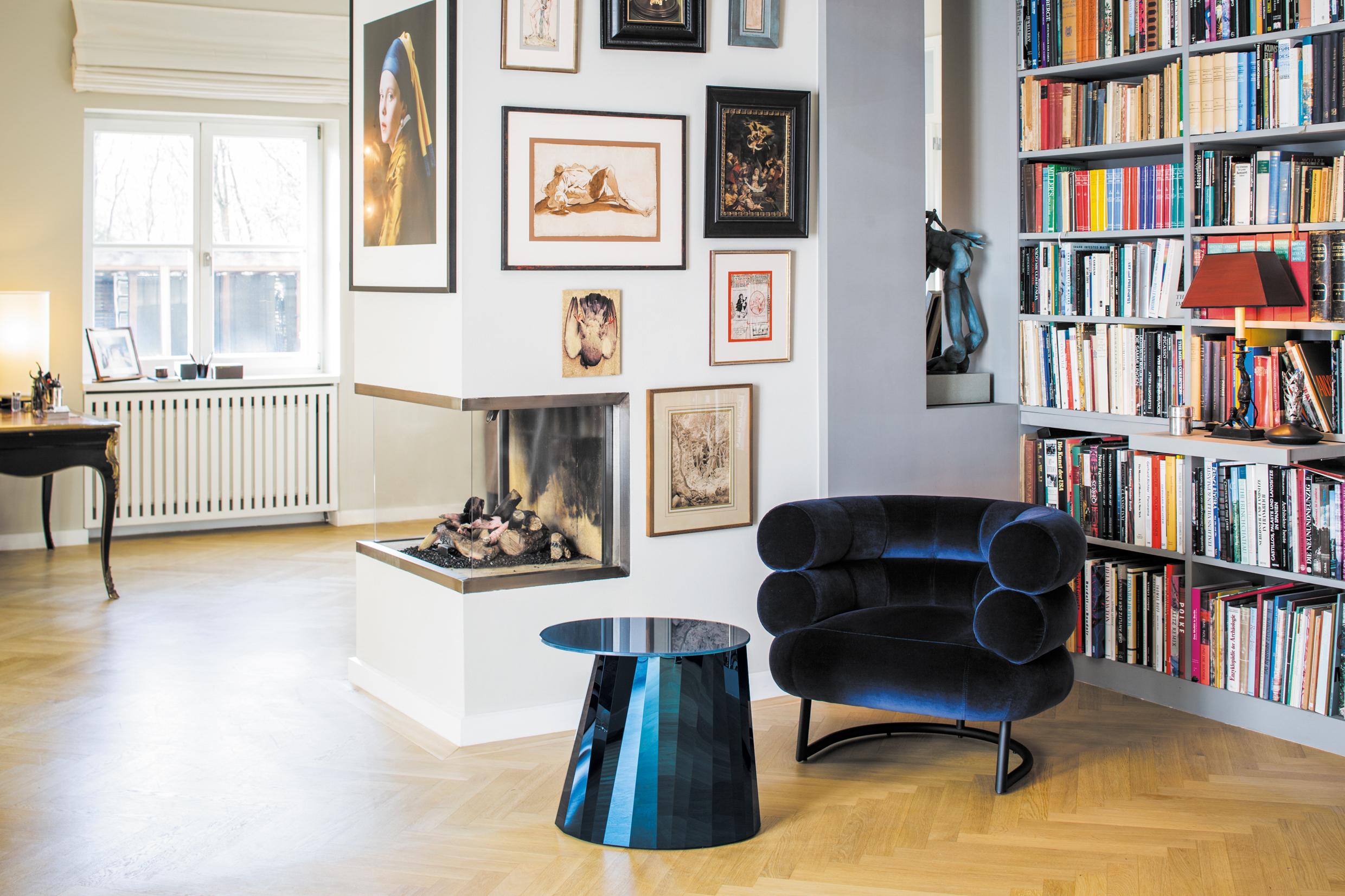 https://a.1stdibscdn.com/classicon-bibendum-armchair-in-fabric-with-steel-base-by-eileen-gray-for-sale-picture-4/12330573/f_138493411551421658972/hassos_pli_side_table_bibendum_2_1__master.jpg
