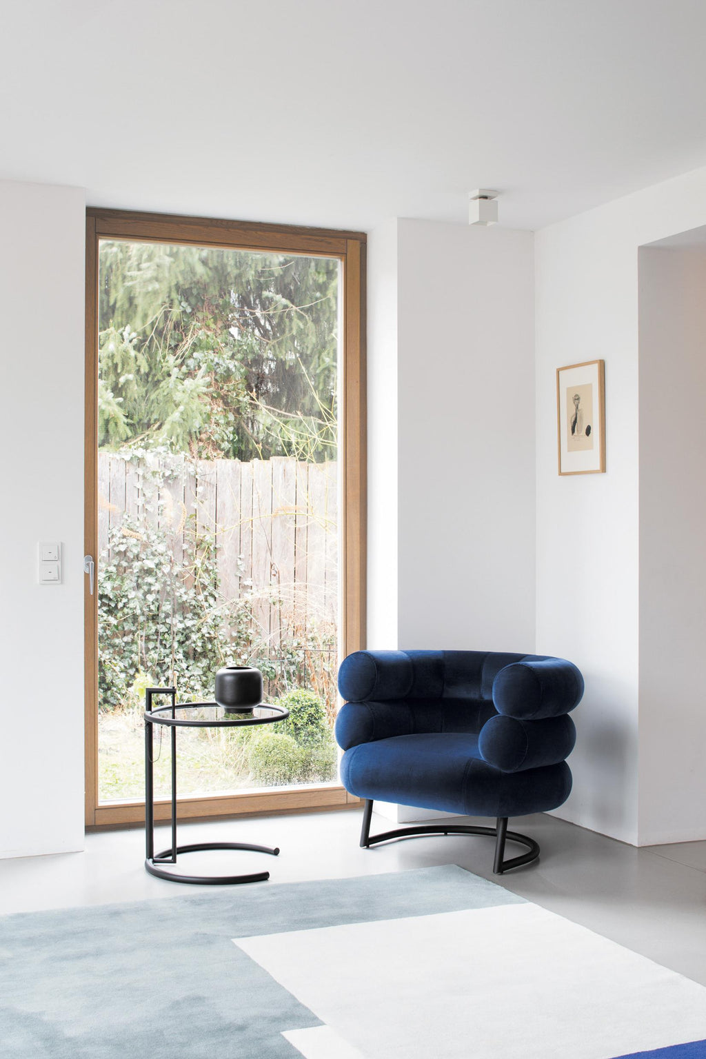 https://a.1stdibscdn.com/classicon-bibendum-armchair-in-leather-white-with-chrome-frame-by-eileen-gray-for-sale-picture-9/12330573/f_138493611551422121521/hassos_roquebrune_rug_e1027_black_version_bibendum_3__master.jpg